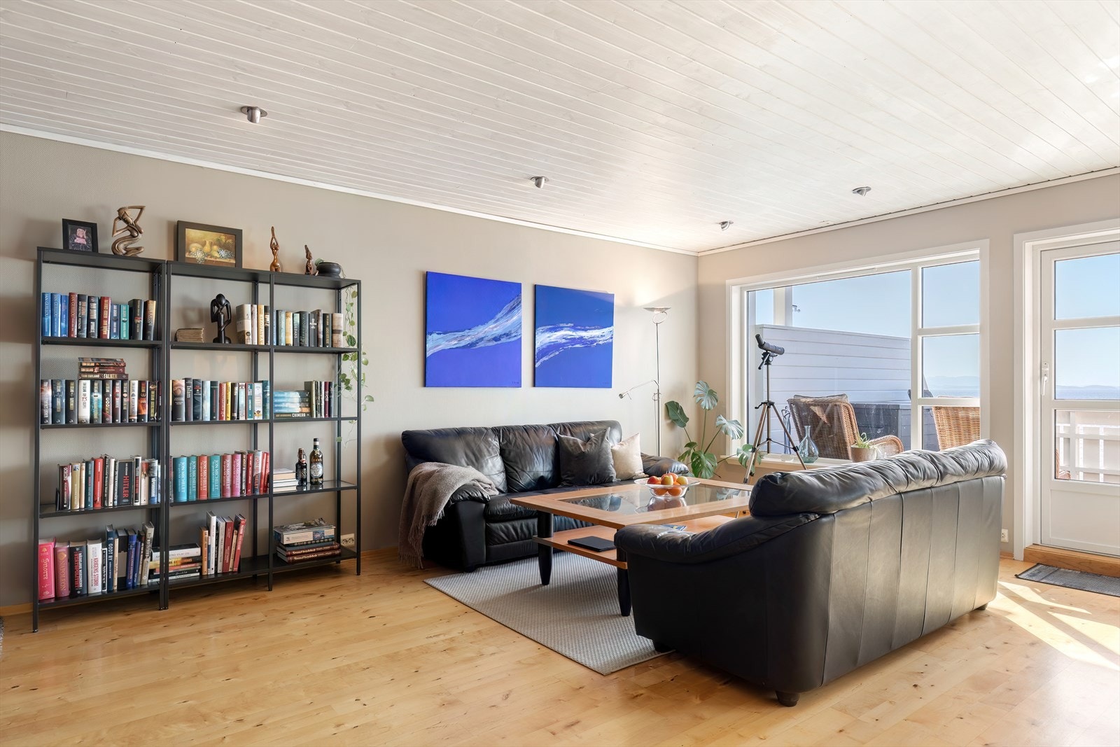 Spiseplassen er integrert i oppholdsrommet for enkel bruk. Galleribilde