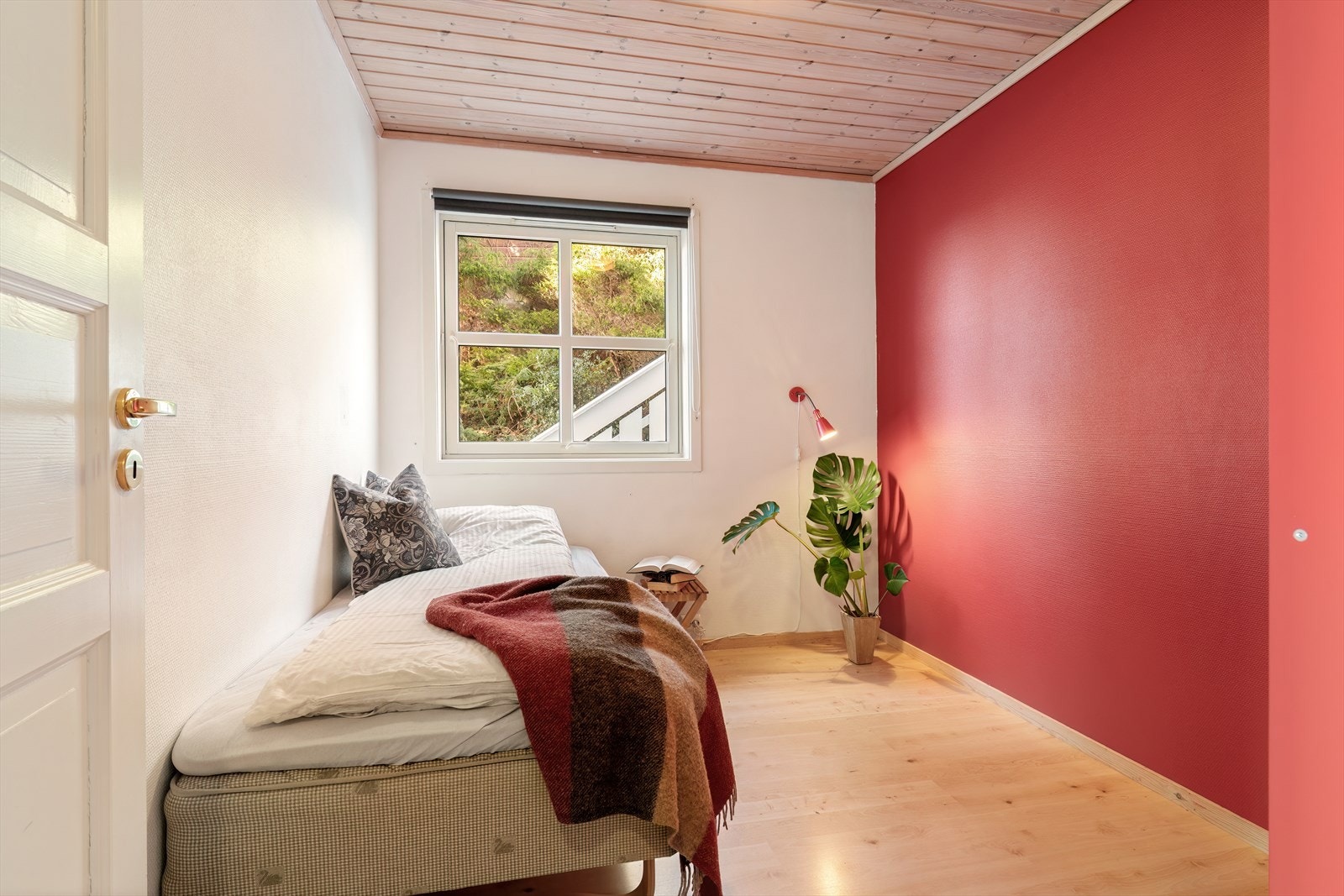 Soverommet har plass til seng og oppbevaring, med en vegg malt i kontrastfarge. Galleribilde