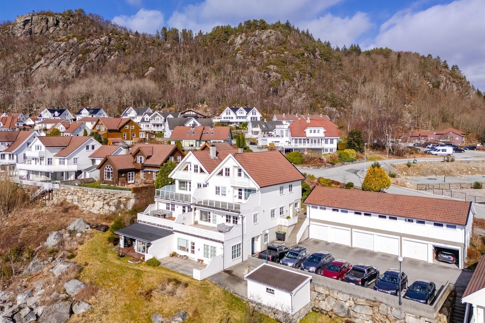 Eiendommen ligger i et attraktivt område med nærhet til sjøen. Galleribilde