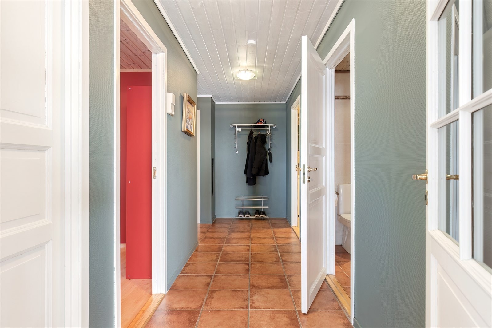 Entréen har plass til oppheng og lagring av yttertøy. Galleribilde
