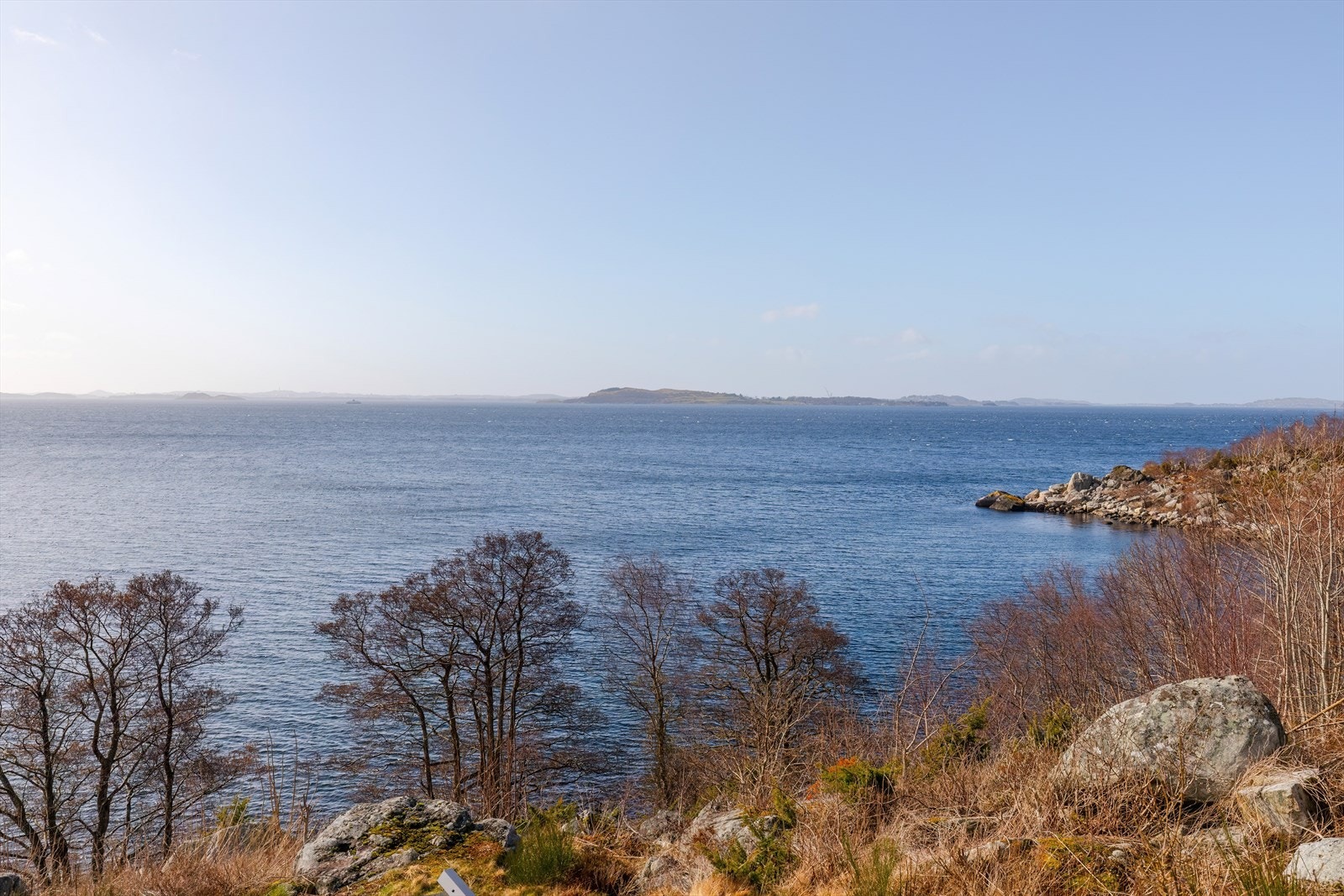 Eiendommen har en naturskjønn beliggenhet med utsikt over fjorden. Galleribilde
