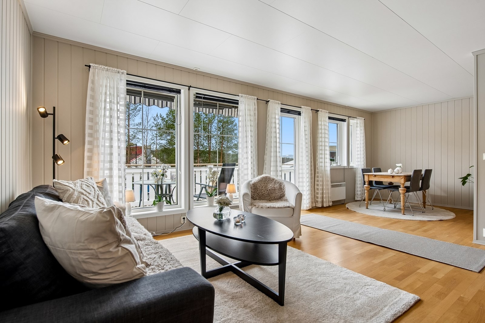 Rommet er enkelt å møblere med god plass til både sofagruppe og spisebord. Galleribilde