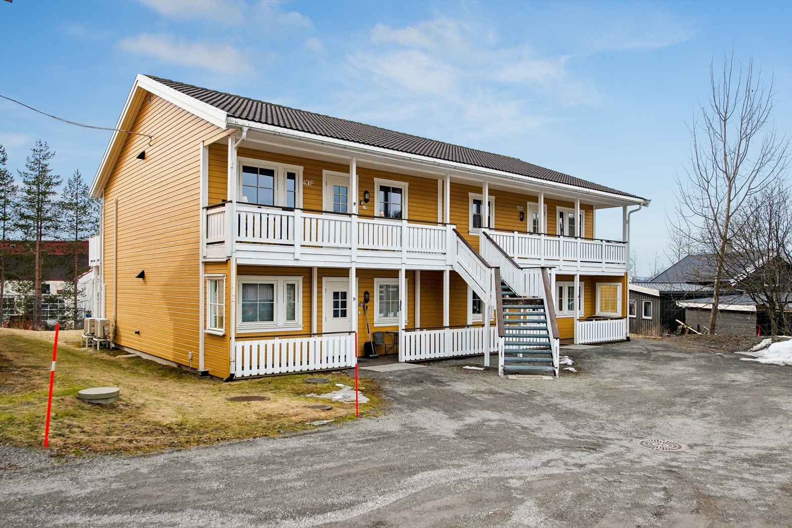 Leiligheten ligger på Rudshøgda, et knutepunkt med umiddelbar nærhet til E6 og Mjøsbyene. Galleribilde