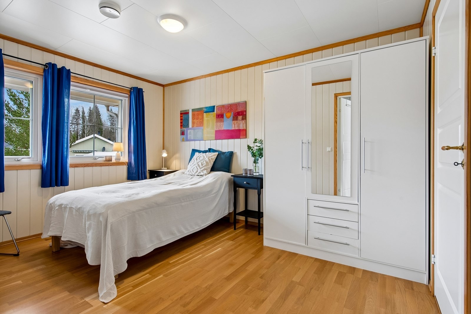 Leiligheten har to soverom. Her er hovedsoverommet med plass til dobbeltseng og garderobeløsning. Galleribilde