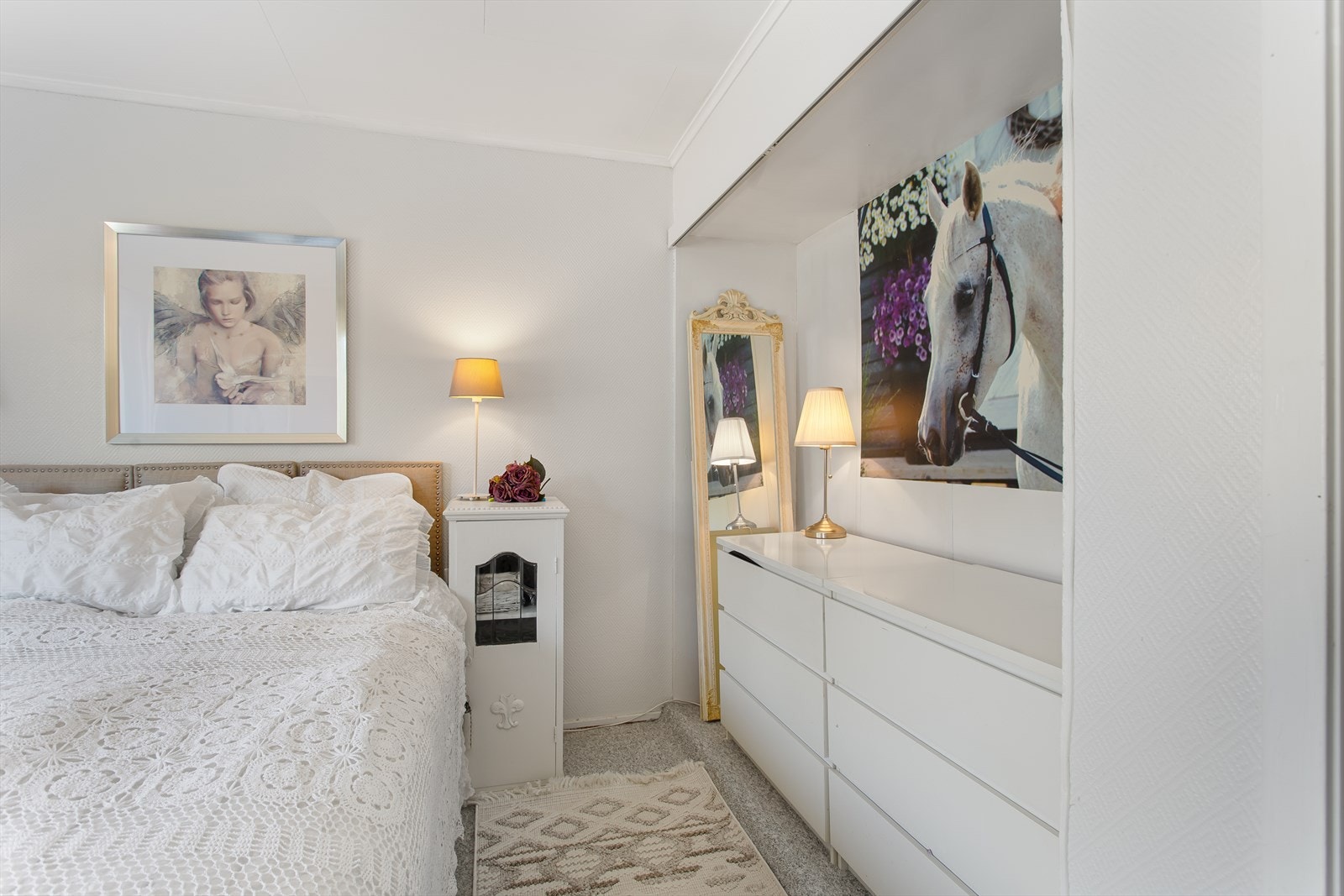 Det er god plass til store garderobeskap. Galleribilde