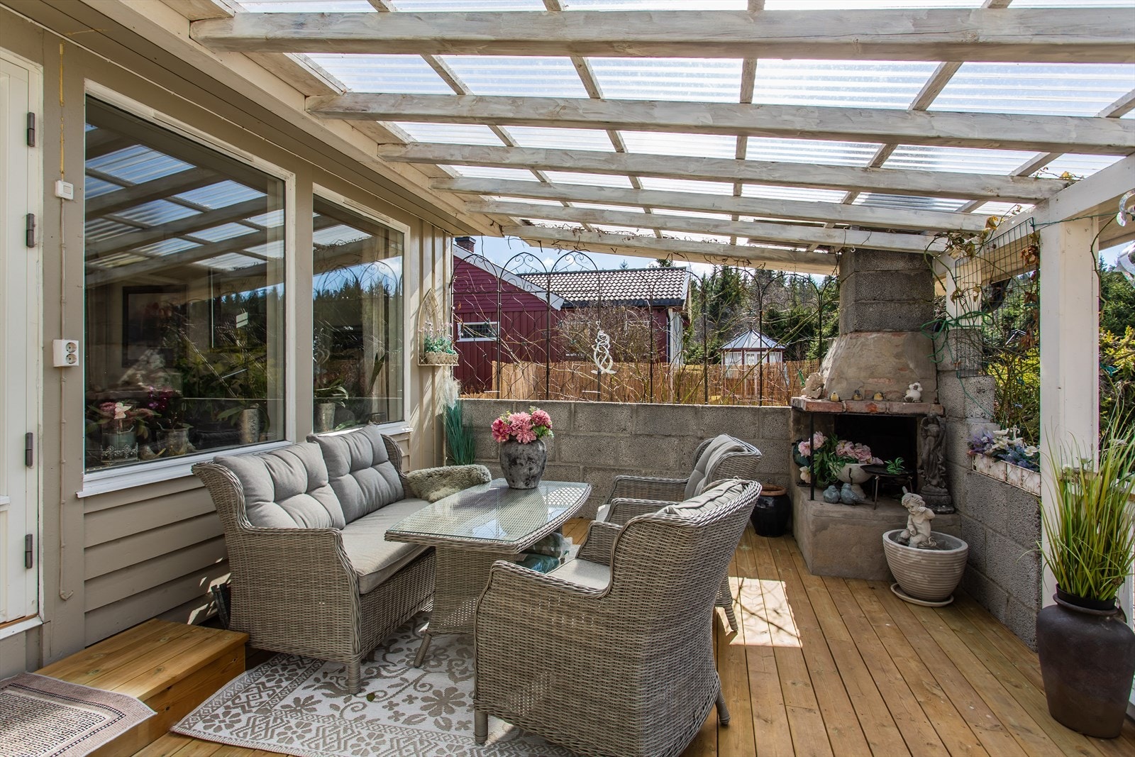 Kjempekoselig overbygd terrasse! Nyt freden i rolige omgivelser og lydene fra naturen og skogen. Galleribilde