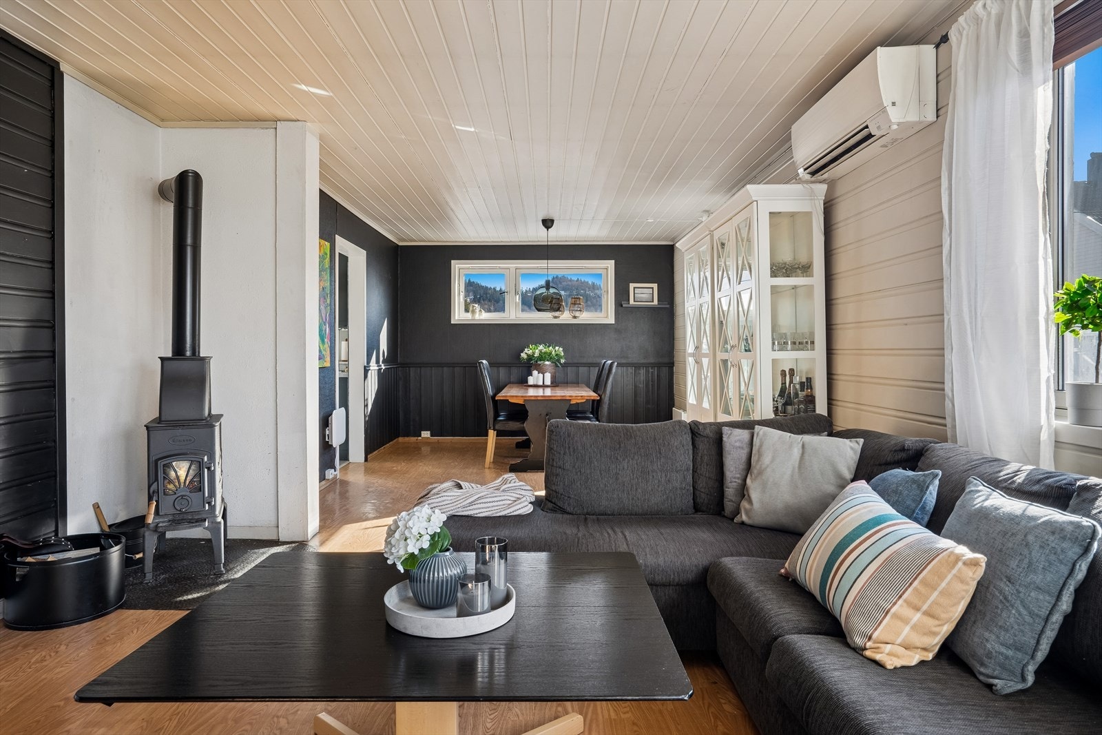 Av oppvarmingskilder er det både vedovn, peis og varmepumpe i stua. Galleribilde