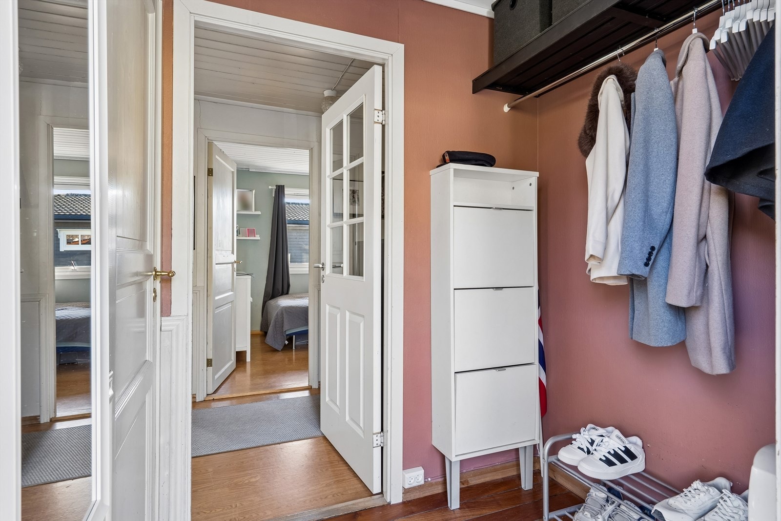 Entré med god plass til oppbevaring av yttertøy. Galleribilde