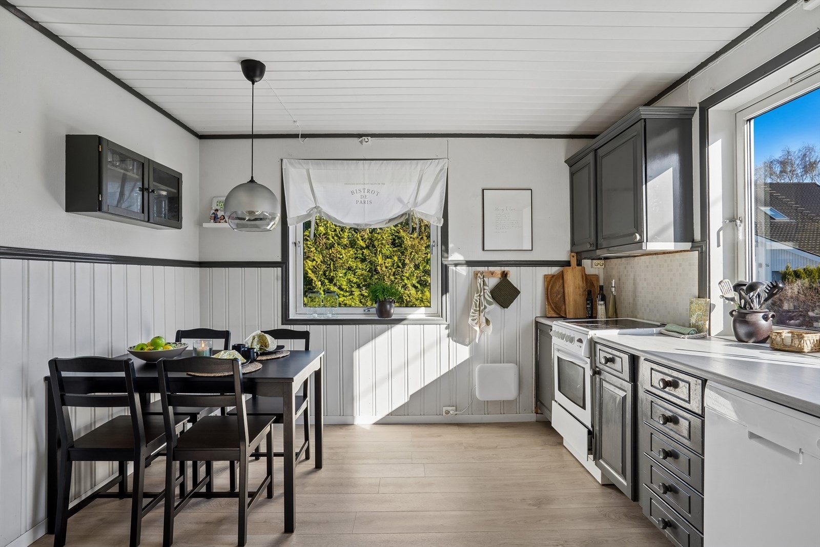 Tidløst kjøkken med plass for spisebord ved kjøkkensonen. Galleribilde