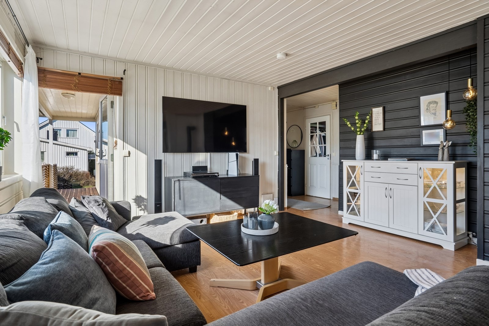 I hovedetasjen har du alt du trenger på ett plan med bl.a. 4 soverom, bad, gang, stue og kjøkken. Galleribilde