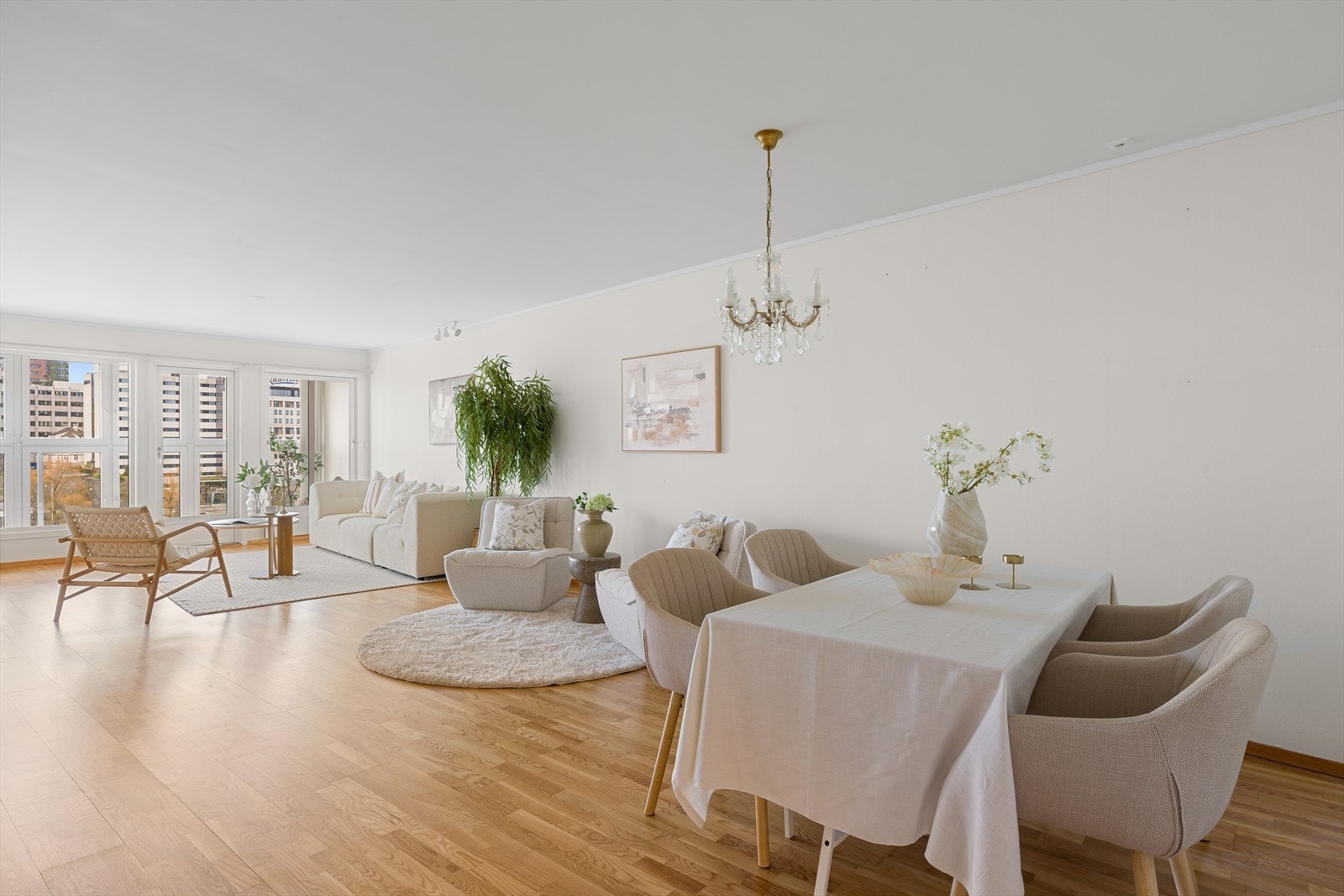 Den åpne løsningen gir god plass til en egen spisesone i tilknytning til både stue og kjøkken. Galleribilde