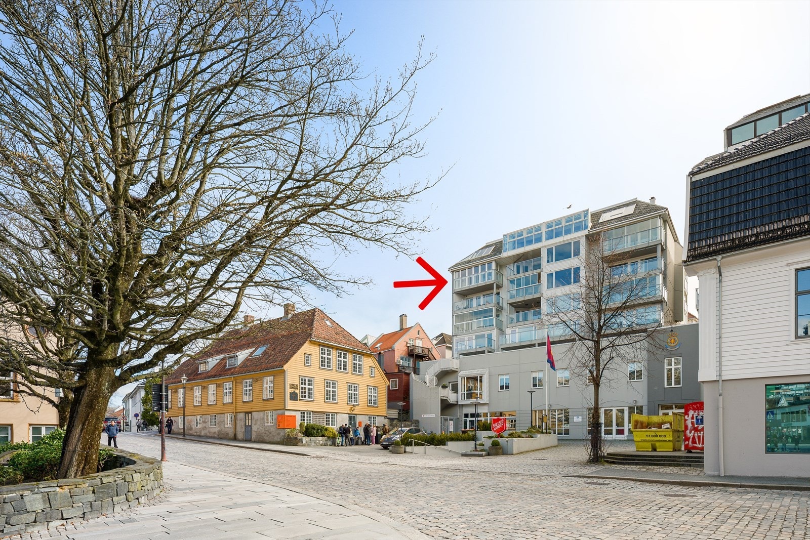 Beliggenheten er svært sentral med kun 4 minutters gange til Stavanger stasjon og 2 minutter til nærmeste busstopp i Kongsgata. Galleribilde
