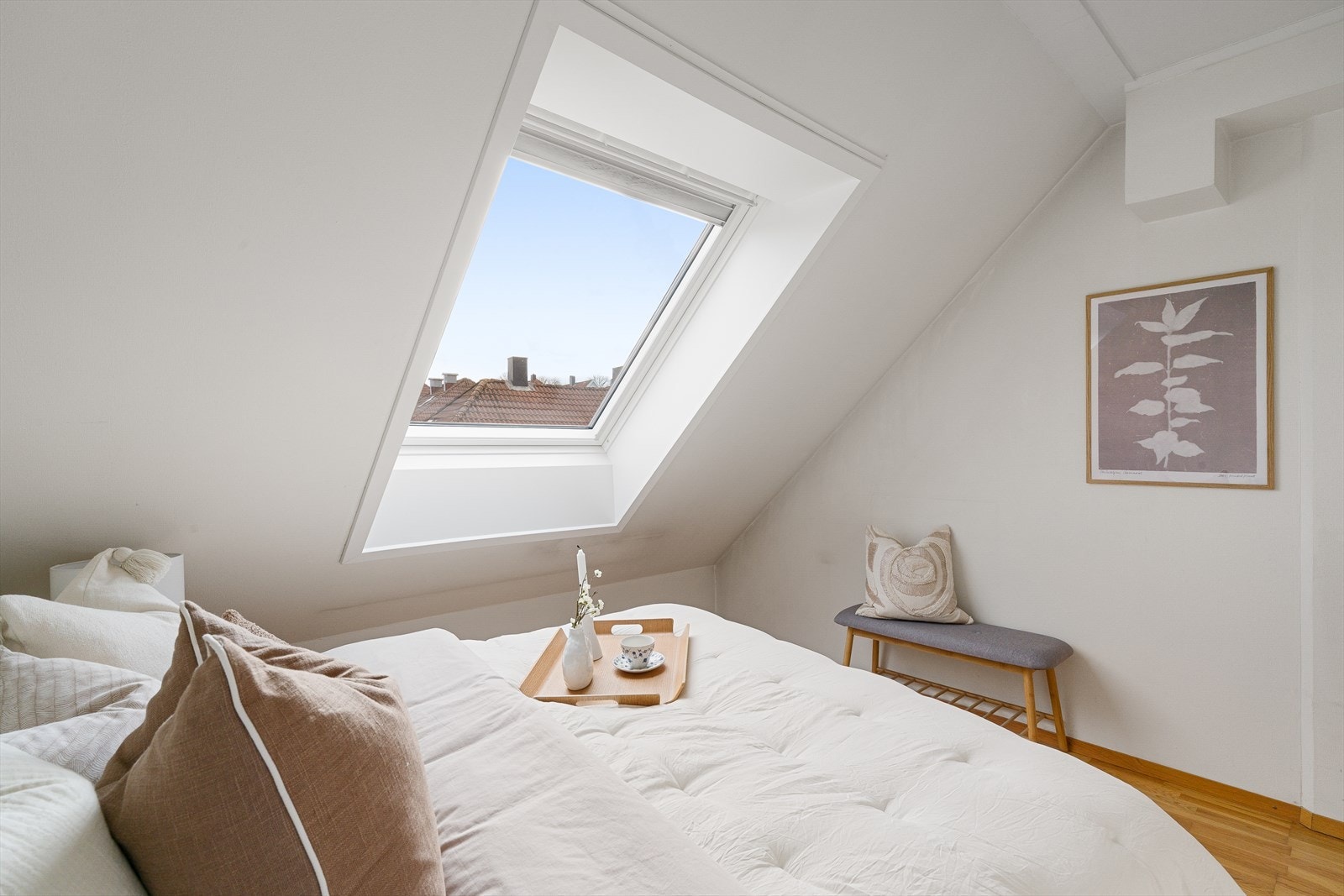 Hovedsoverommet er lunt og har plass til dobbeltseng og oppbevaringsmøbler. Galleribilde