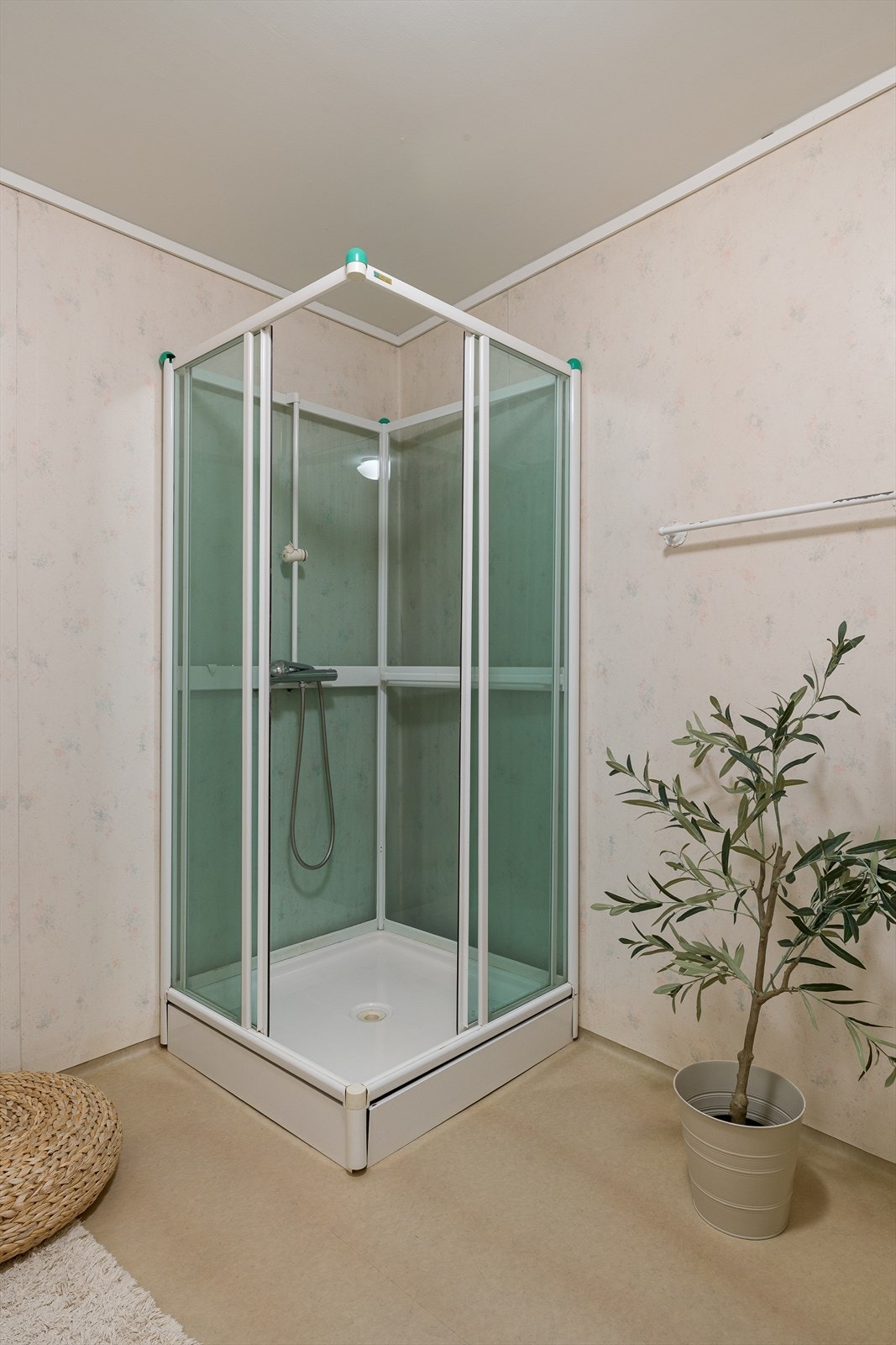Badet er innredet med dusjkabinett, toalett, servant med underskap og har opplegg for vaskemaskin. Galleribilde