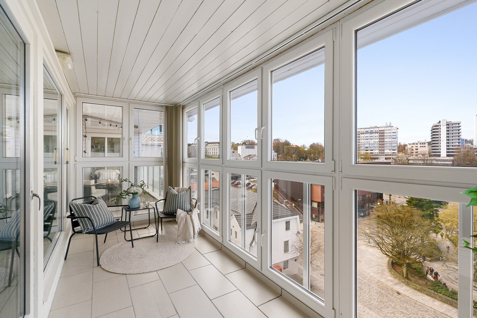 Den innglassede balkongen på 11 m² har god plass til en sittegruppe. Innglassingen er fra 2013. Galleribilde
