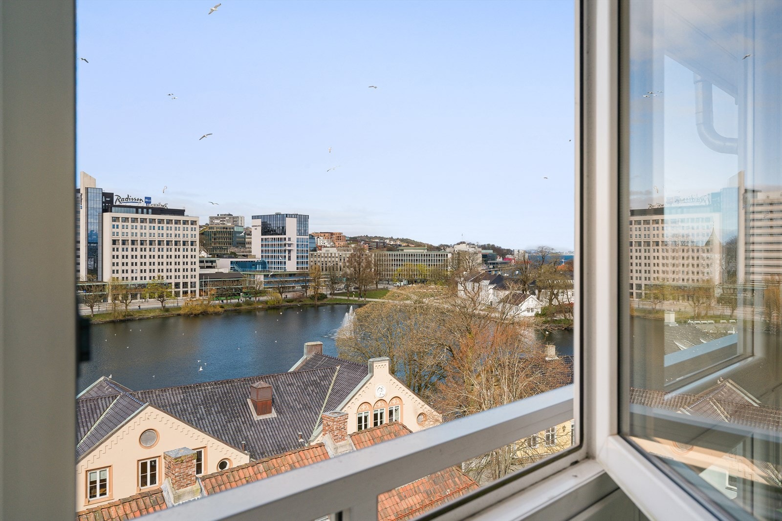 Utsikt mot Breiavatnet og byens tak fra leilighetens 7. etasje. Galleribilde