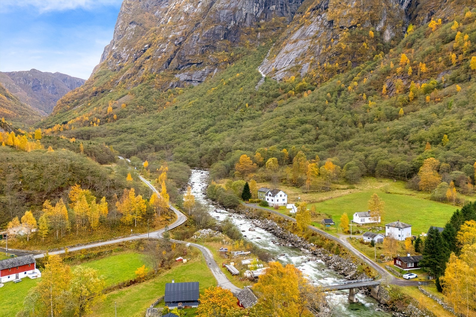 Hvit bolig tilhører gnr. 13 bnr. 24, grønn bolig tilhører gnr. 13 bnr. 30 Galleribilde
