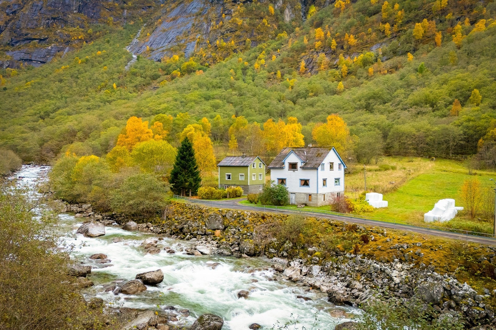 Hvit bolig tilhører gnr. 13 bnr. 24, grønn bolig tilhører gnr. 13 bnr. 30 Galleribilde
