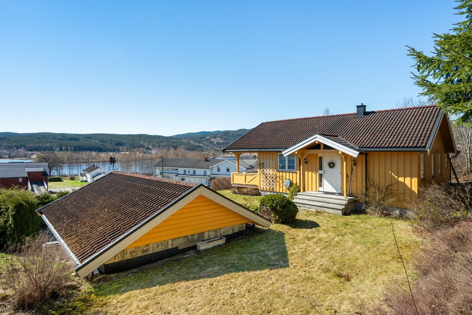 Frodig natur ringer inn eneboligen . Galleribilde