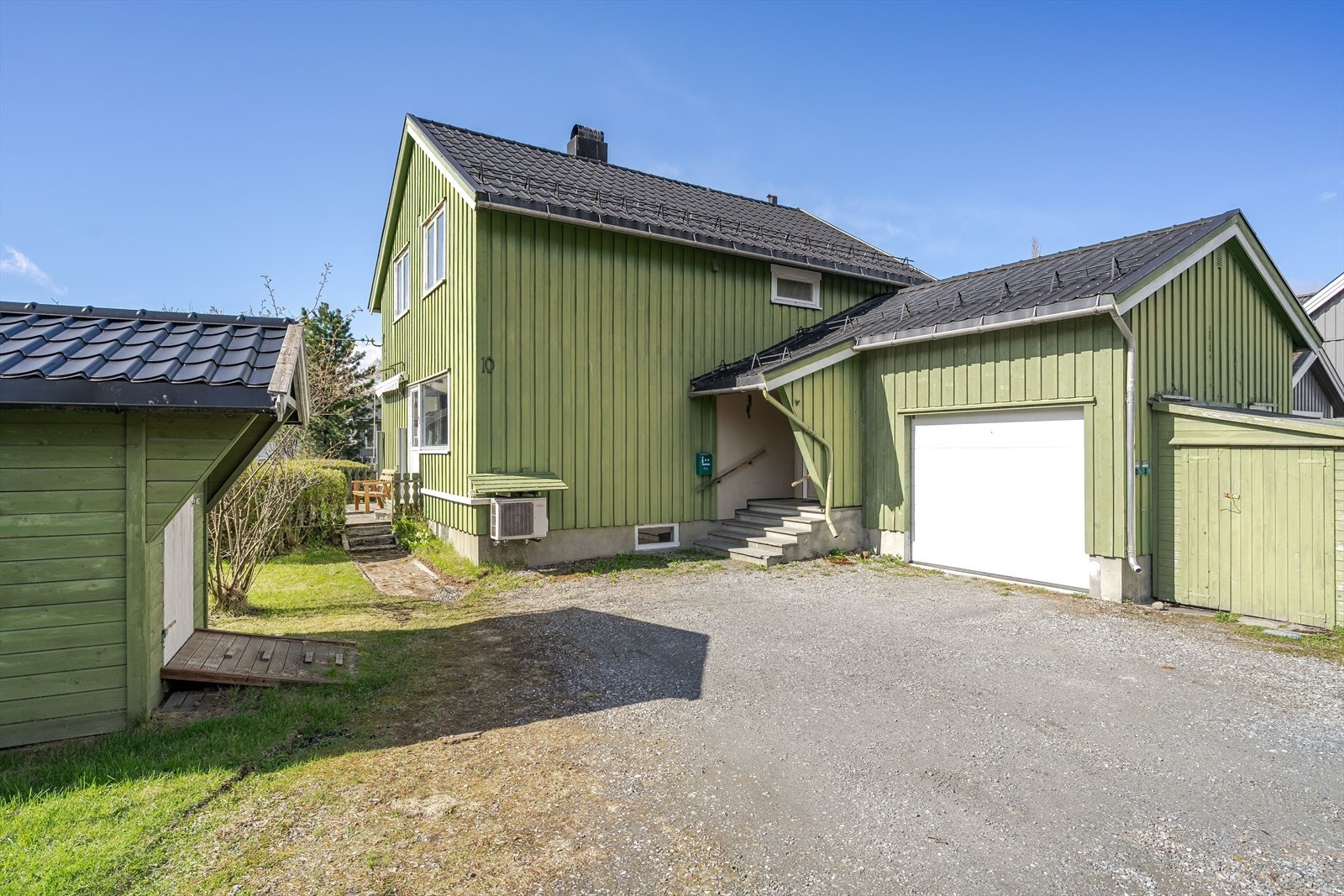 Gårdsplass, garasje (for små biler) og redskapsbod Galleribilde