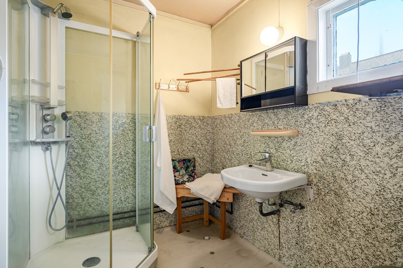 Bad med dusjkabinett og servant Galleribilde