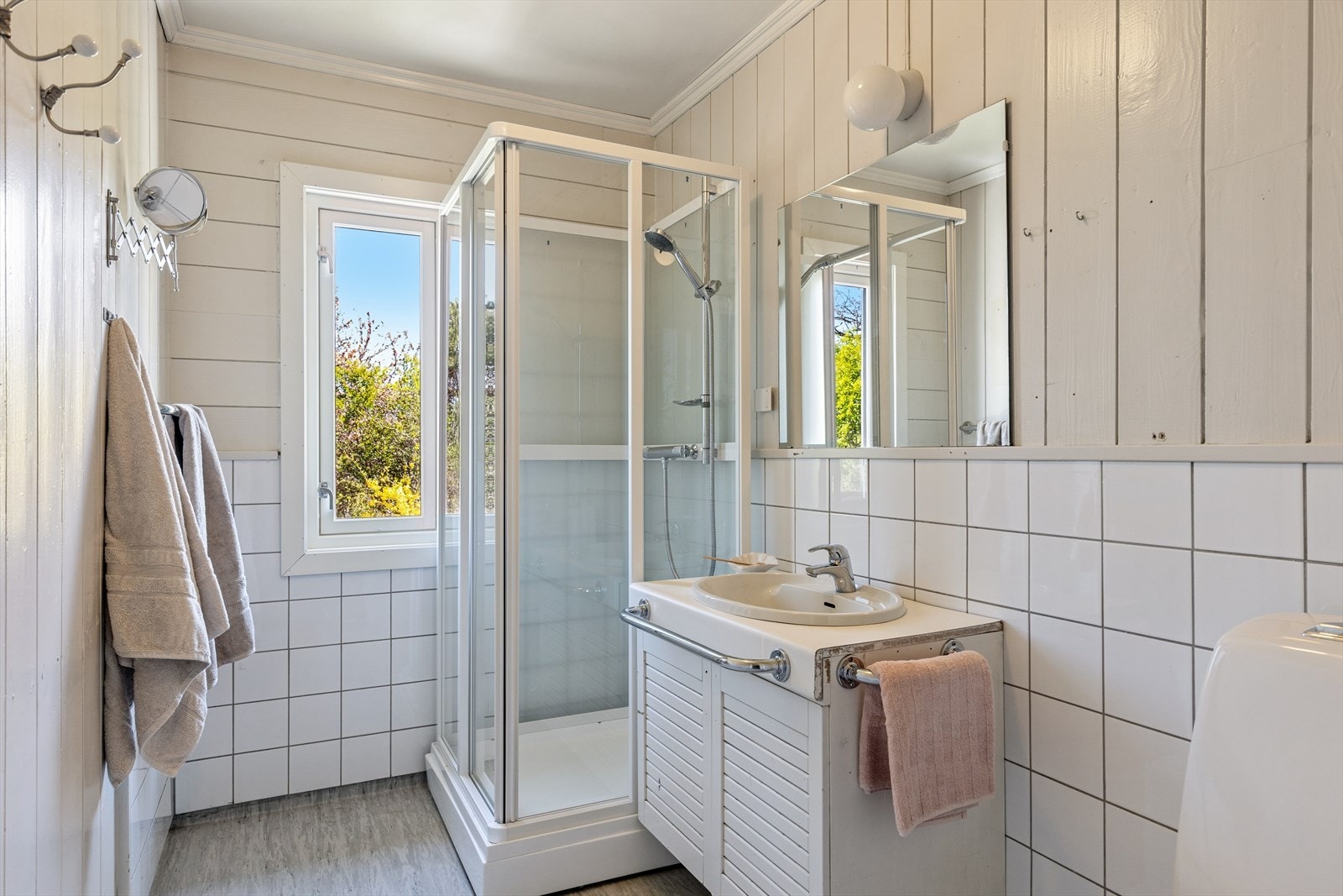 Badet i hovedetasjen ble pusset opp i 2000 og har vegger med flis og panel, samt dusjkabinett. Galleribilde