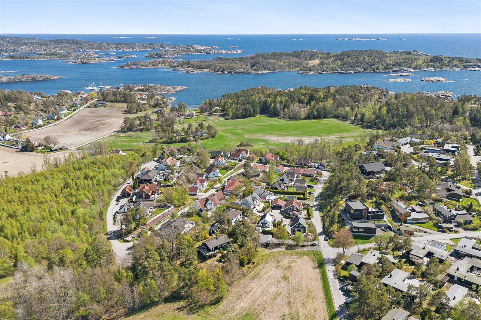 Fra området er det nærhet til sjøen og flotte turområder som Drengskogen og Tømmeråsen, samt en rekke supre badeplasser. Galleribilde