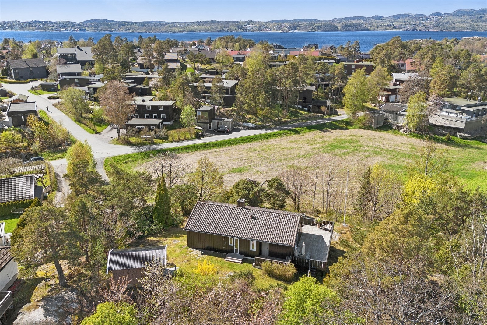 Eiendommen ligger høyt og fritt på en kolle, helt usjenert og med flott utsikt. Galleribilde
