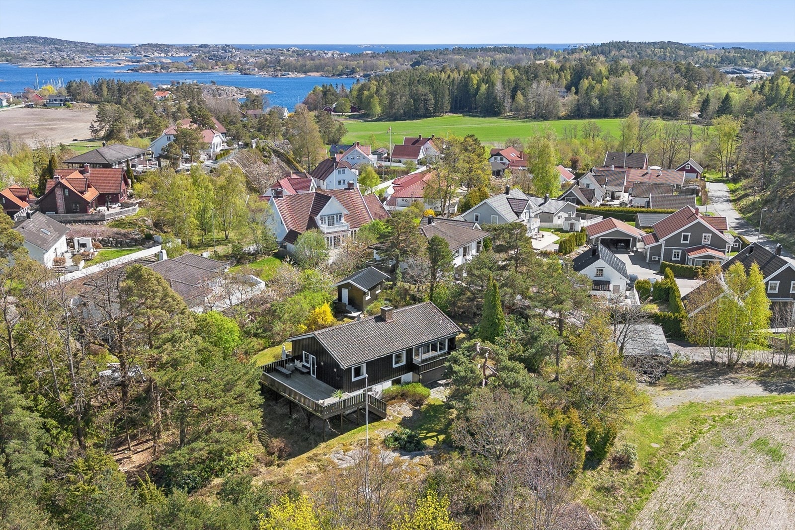 Velkommen til Glenneveien 9. En stor naturtomt - sjelden mulighet på Halsen/Rekkevik! I bakgrunnen skimtes populære seilerhytta som er et populært turmål i nærområdet. Galleribilde