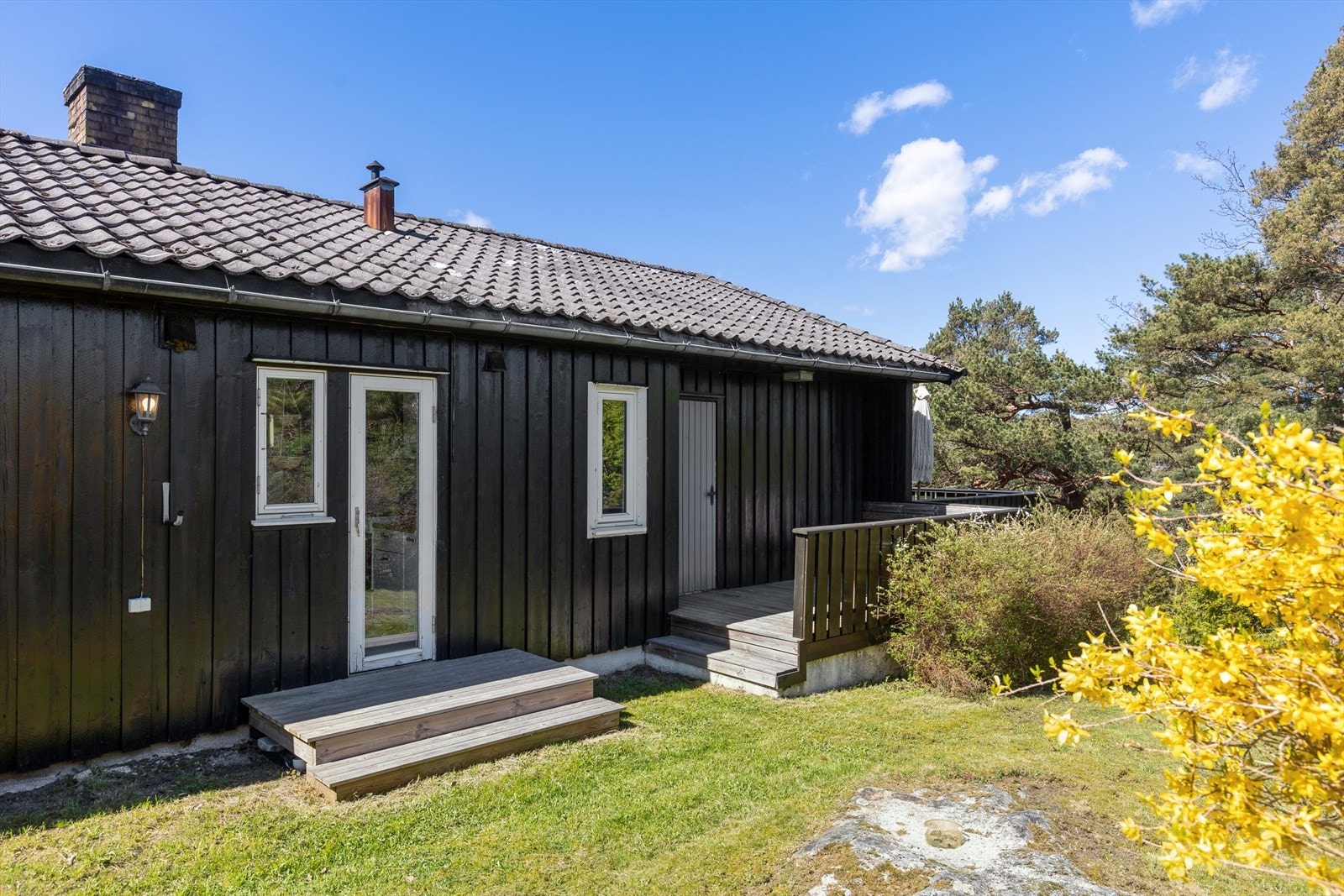 Fasaden har stående tømmermannskledning av ukjent alder. Galleribilde