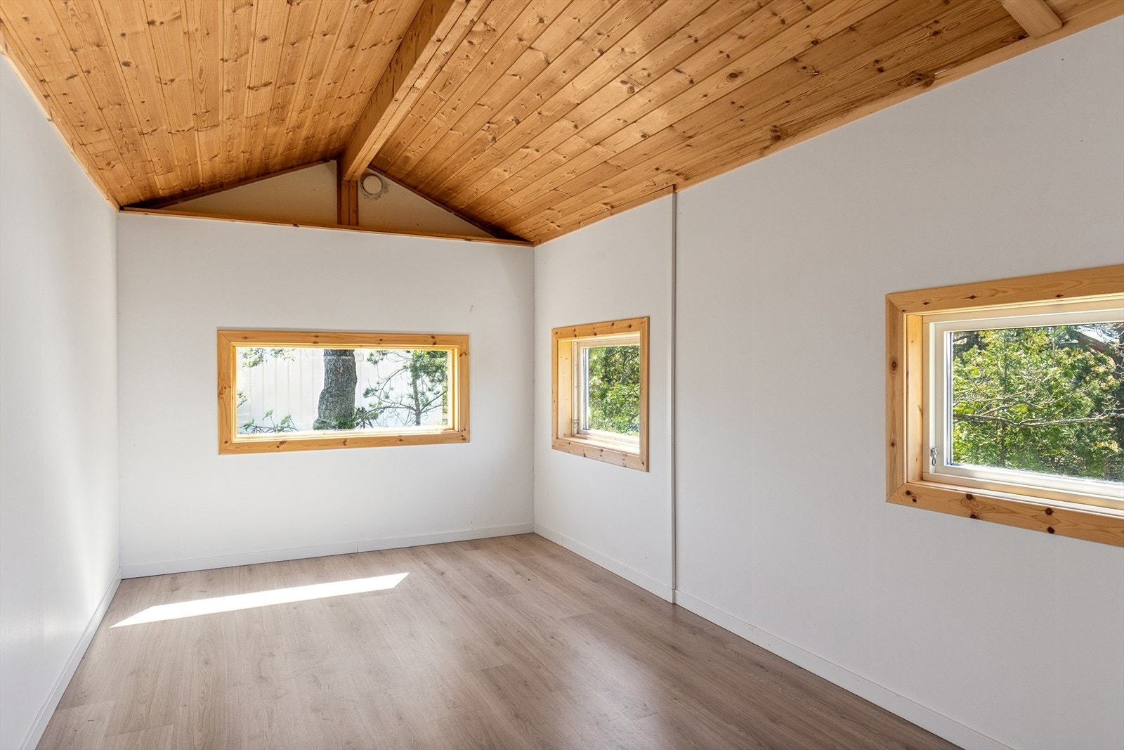 Anneks på ca. 11 m², oppført i 2015. Et fleksibelt rom for hobby eller lagring. Galleribilde