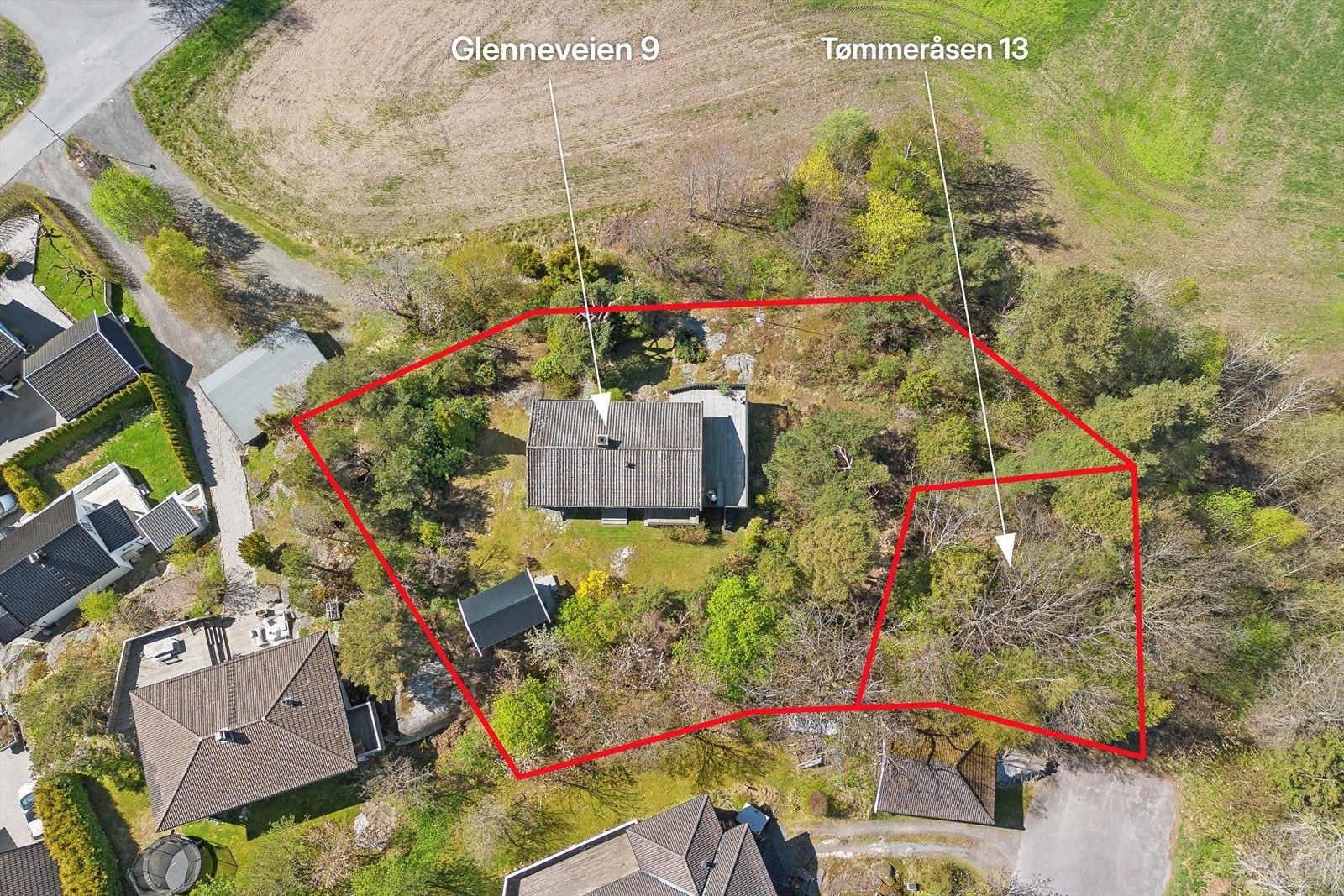 Eiendommen består av 2 tomter med hver sin innkjørsel og separate gnr./bnr. Galleribilde