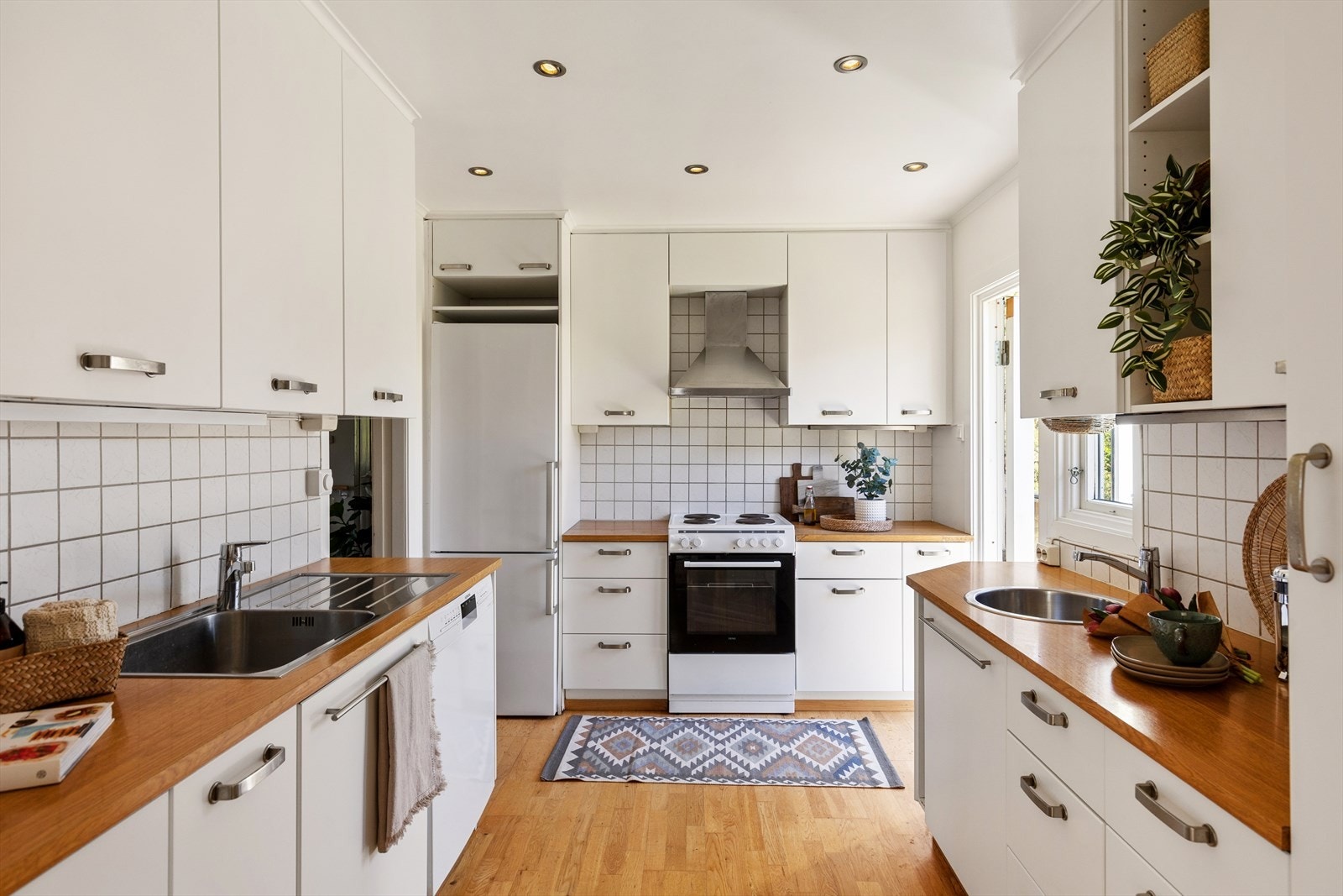 Kjøkkenet har downlights i taket og er klargjort for frittstående hvitevarer. Galleribilde