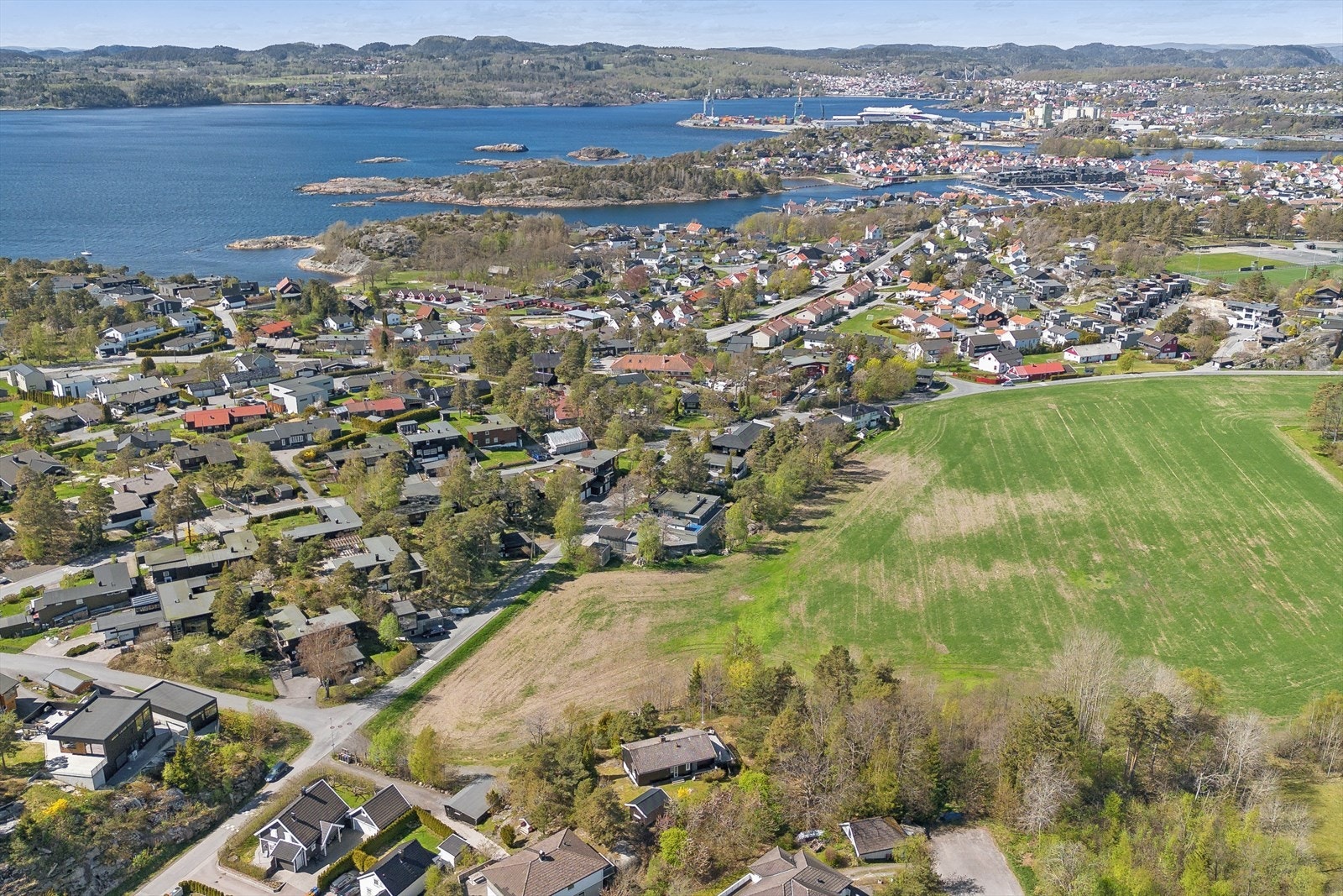 Med bil er det kun en kort kjøretur til butikker på Øya eller inn til sentrum med shopping og kafèliv. En kort spasertur unna finner du Rekkeviksbukta - et populært badeområde med stupebrett, gapahuk og badstu. Galleribilde
