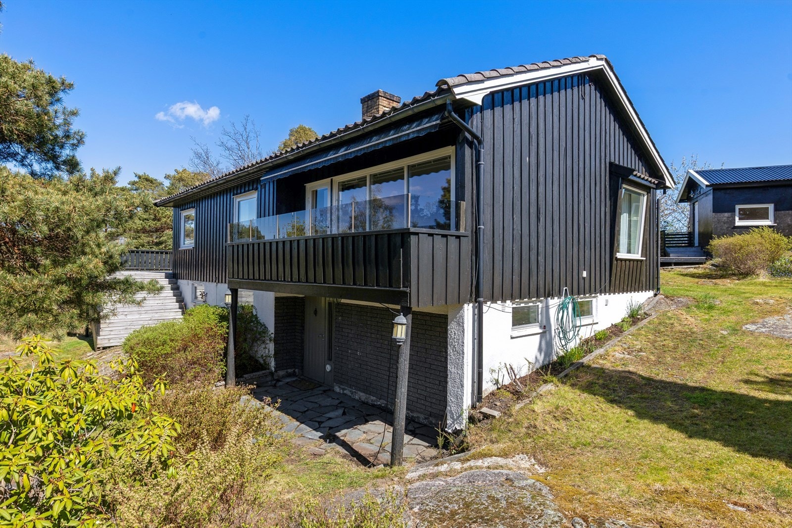 Eneboligen er oppført i 1964 og har med sin store tomt et betydelig potensial. Galleribilde