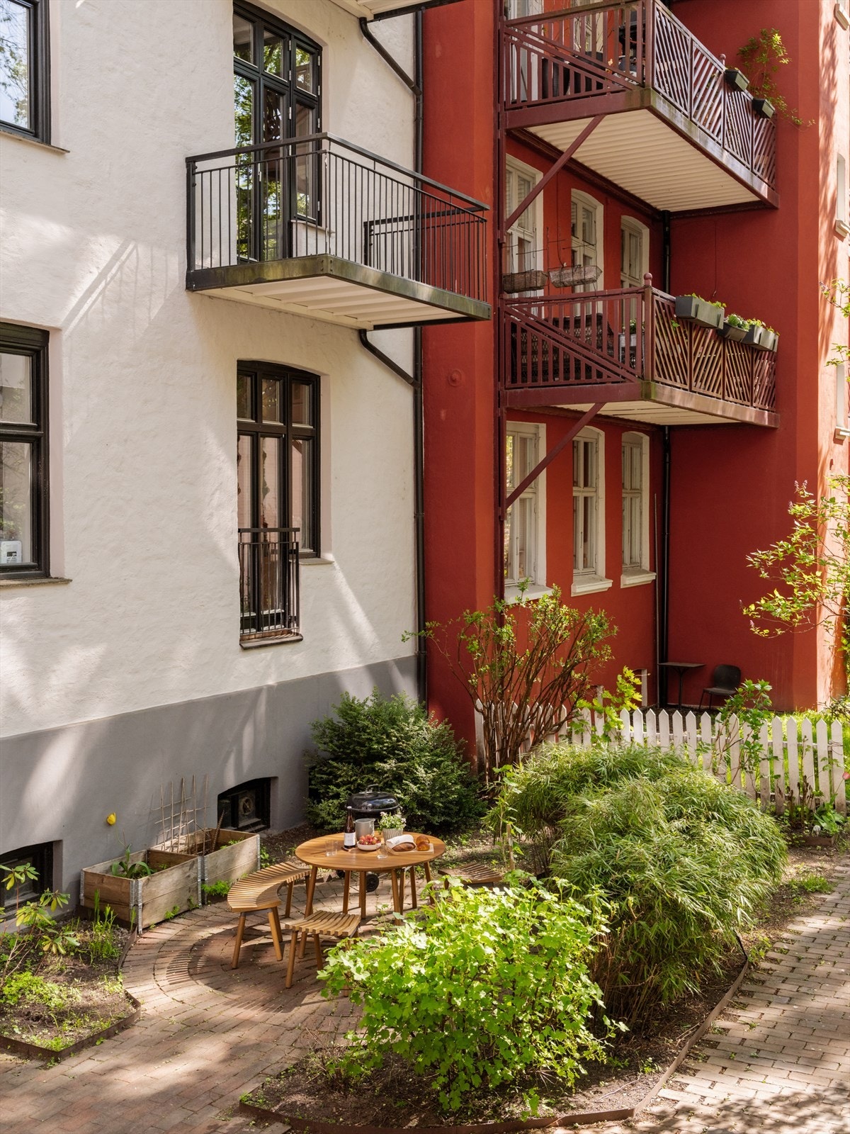 Bakgården er en skjermet oase, tilbaketrukket fra bylivet. Galleribilde