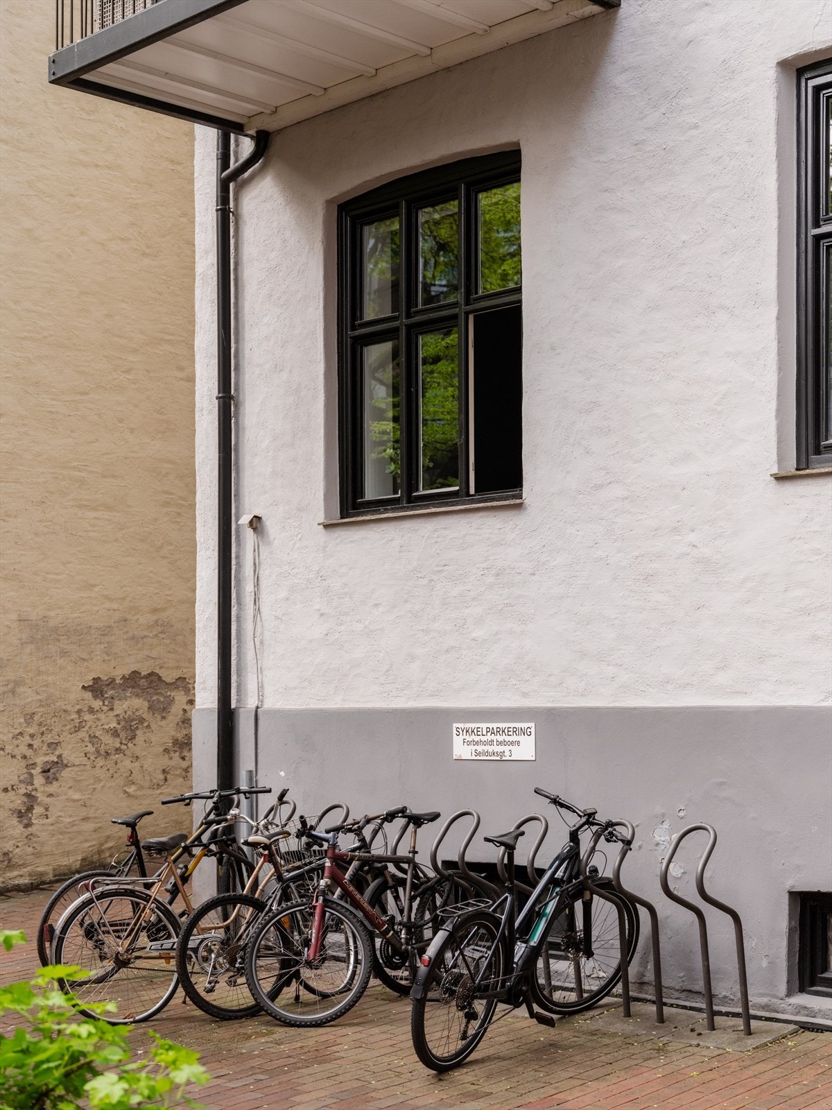 Det er tilrettelagt for sykkelparkering i bakgården. Galleribilde