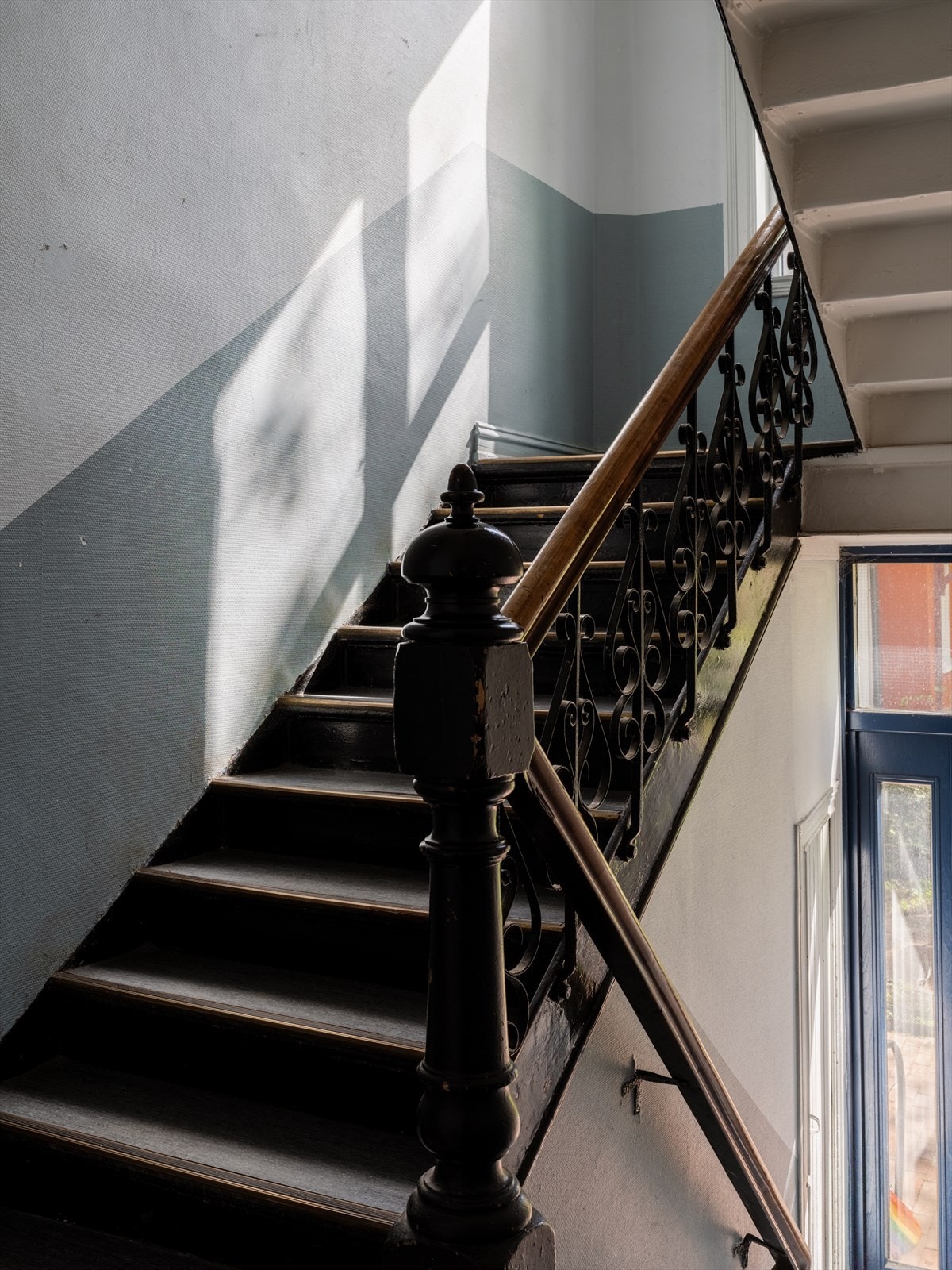 Bygårdens trappeoppgang har bevart sitt originale preg med sjarmerende detaljer. Galleribilde