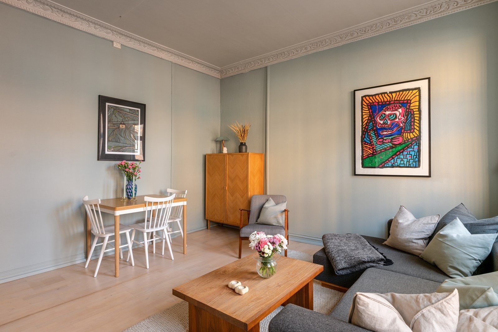 Stuen er romslig og lett å møblere, med god plass til både sofagruppe og spisebord. Galleribilde