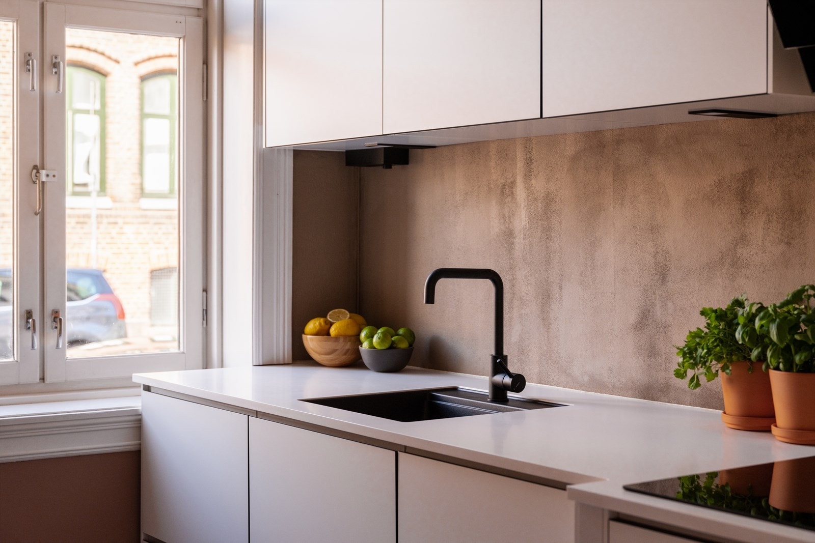 Innredningen fra Kvik har glatte fronter og en slitesterk benkeplate i laminat. Galleribilde
