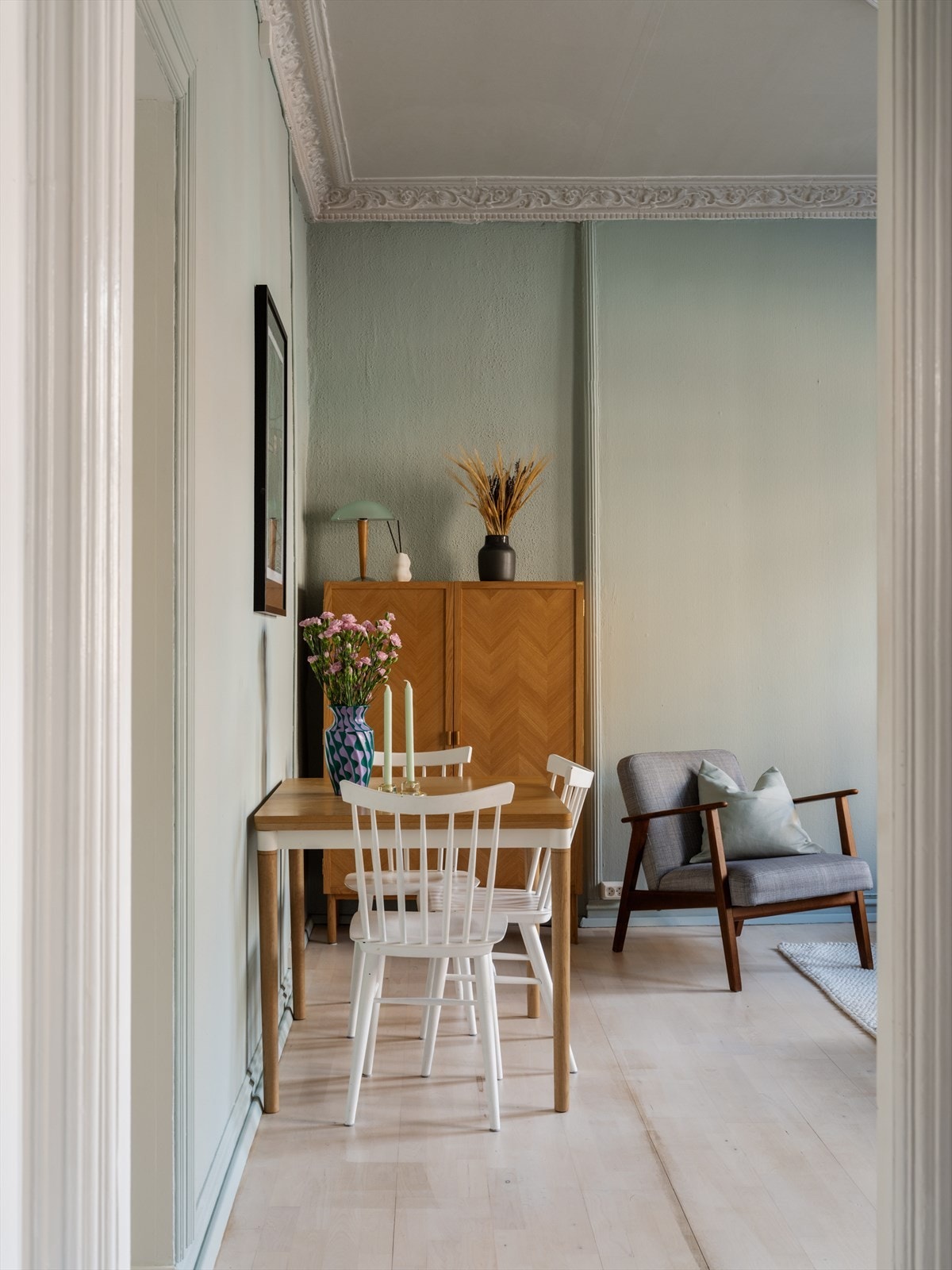 Fra gangen åpner det seg inn mot den lyse og luftige stuen. Galleribilde
