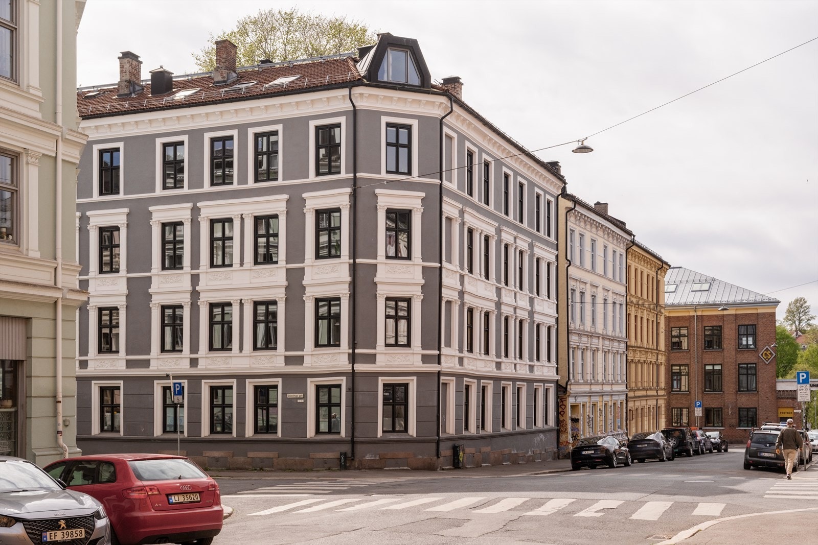 Leiligheten ligger i en stille og tilbaketrukket gate, men likevel midt i hjertet av Grünerløkka. Galleribilde