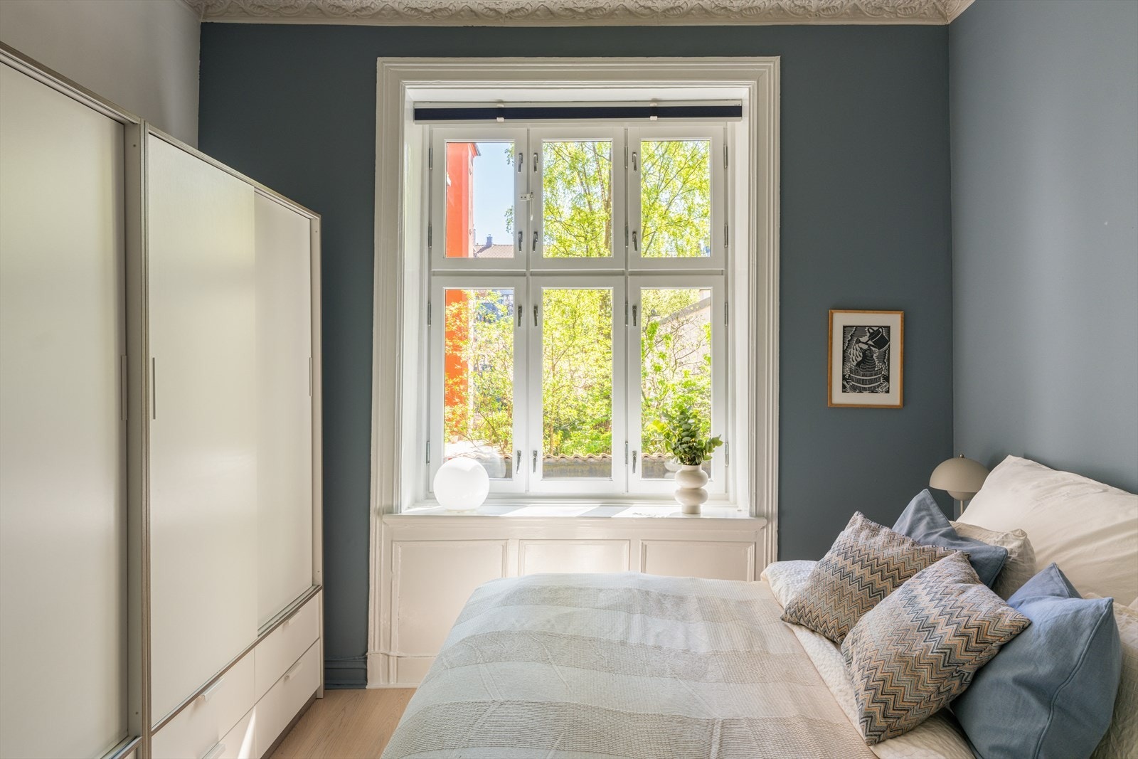 Soverommet vender mot den rolige bakgården og har god plass til dobbeltseng og garderobeløsning. Galleribilde