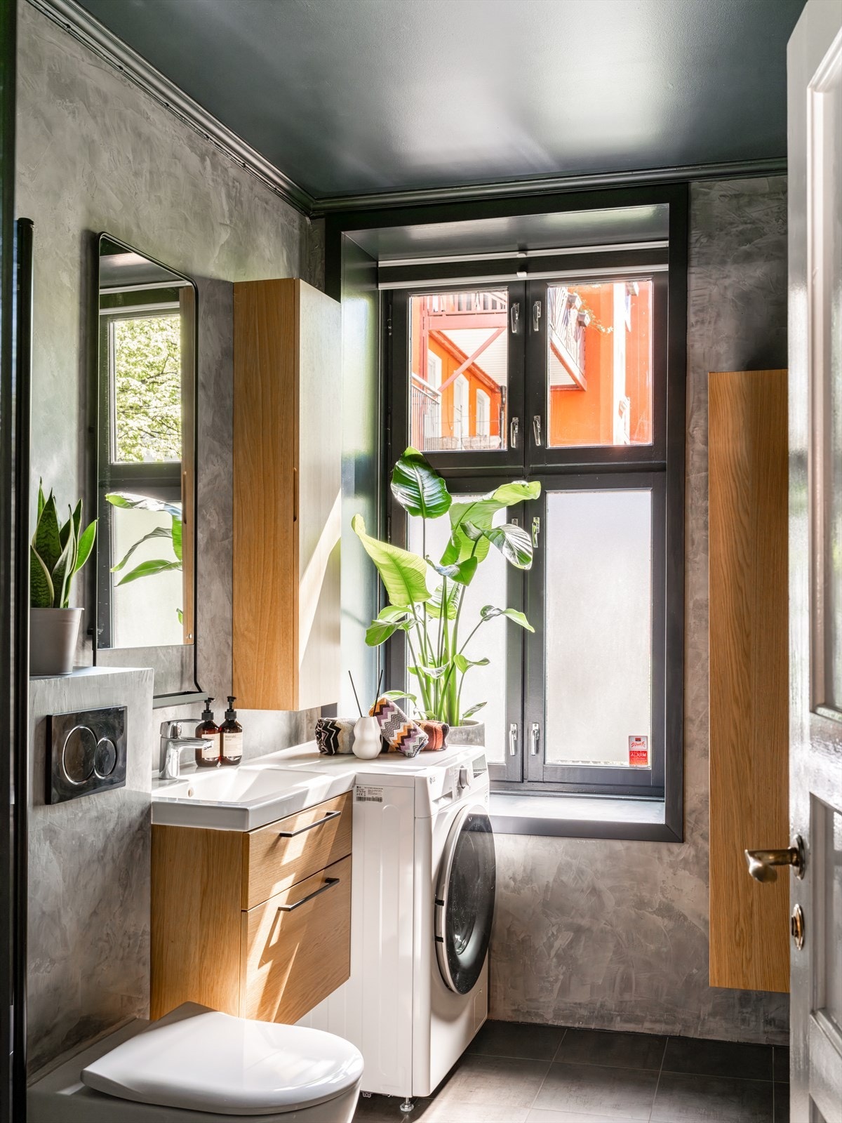 Badet ble pusset opp i 2018 og har en tidsriktig utførelse med mikrosement på veggene og varme i gulvet. Galleribilde