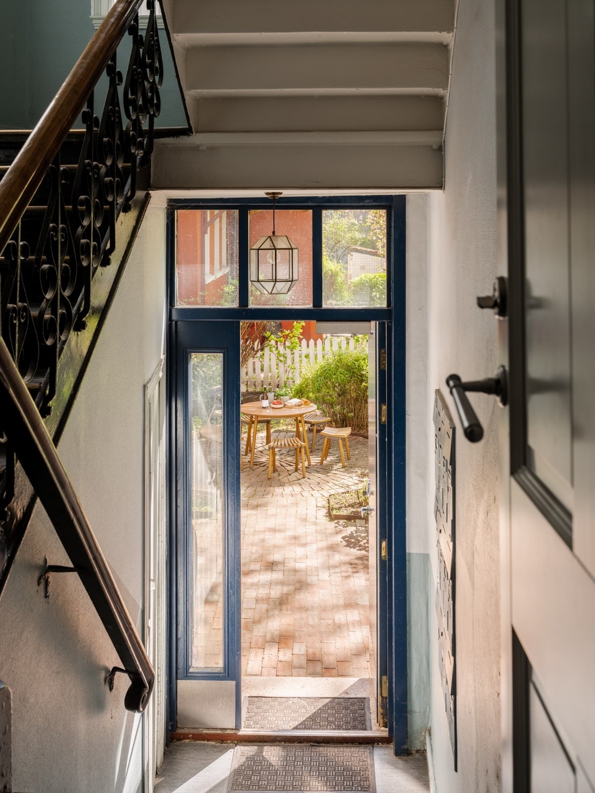 Fra oppgangen er det direkte utgang til en hyggelig, felles bakgård. Galleribilde