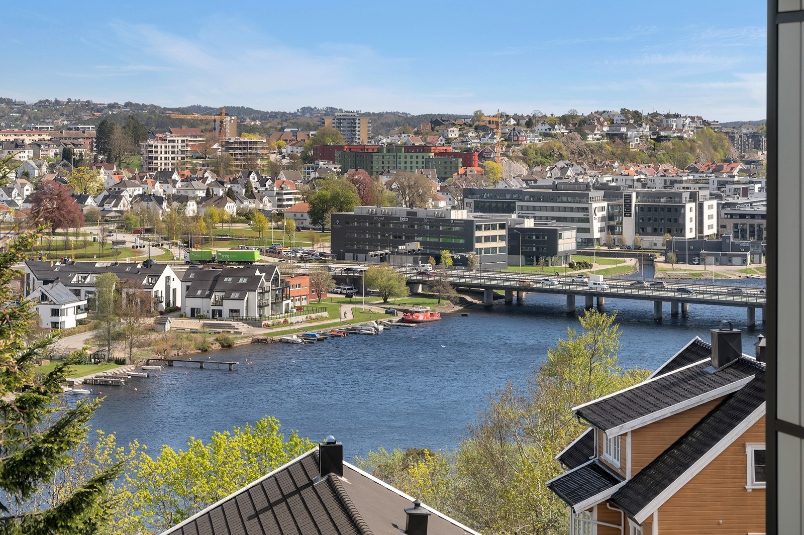 Fantastisk utsikt mot Otra og Lund fra soverommet! Galleribilde