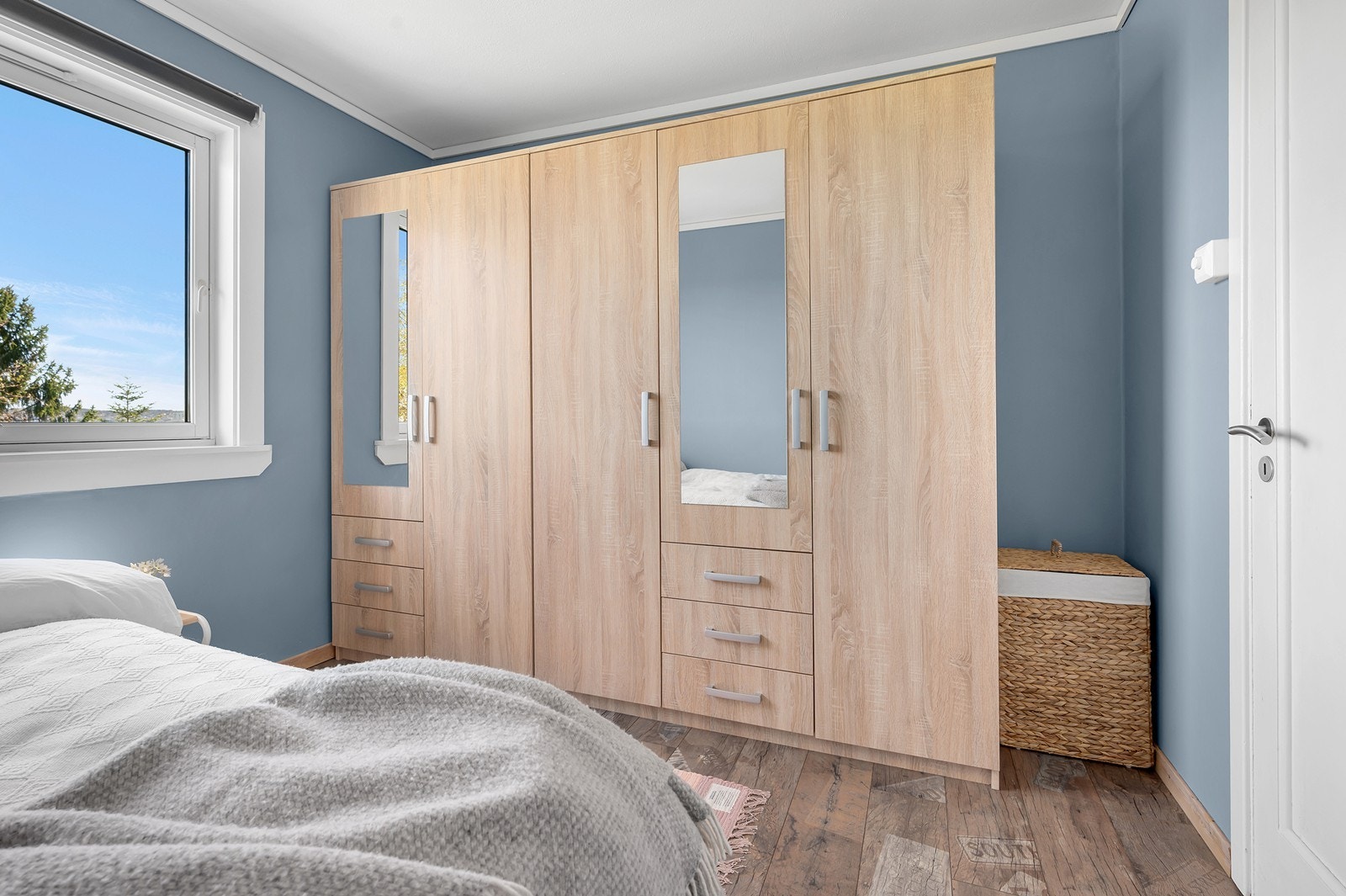 Plass til seng, garderobe og nattbord. Galleribilde