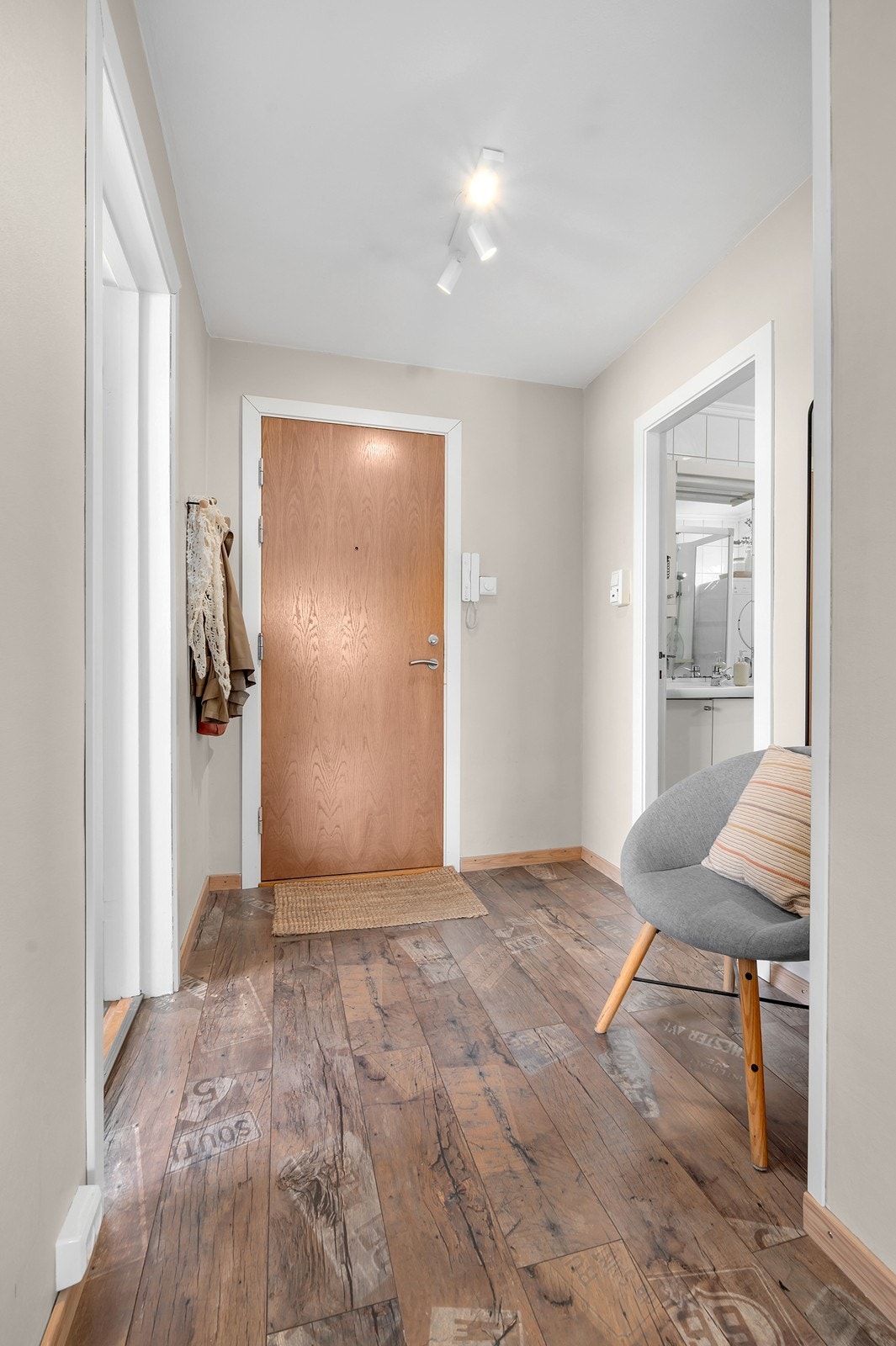 I tillegg følger det med totalt 3 boder (kjeller/loft). Velkommen inn! Galleribilde