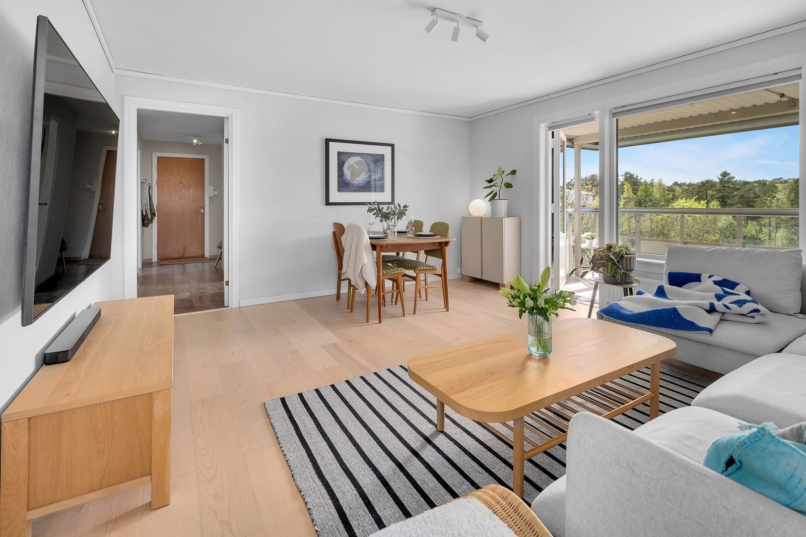 Det kan settes inn peis i stuen. Store vindusflater og gode møbleringsmuligheter med plass til både sofa- og spisegruppe. Galleribilde