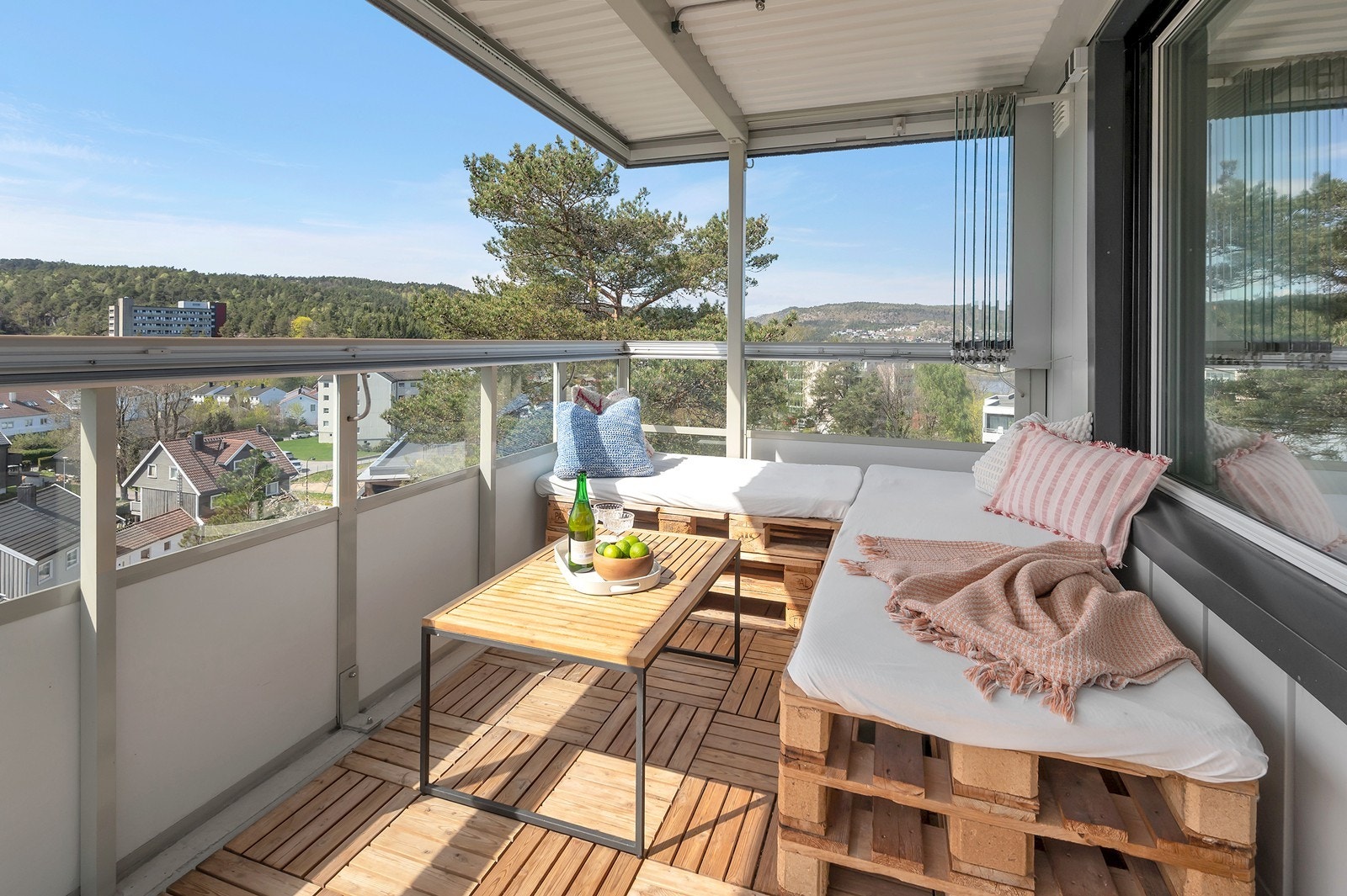 På innglasset balkong ligger alt til rette for å nyte sol, varme og utsikt. Galleribilde